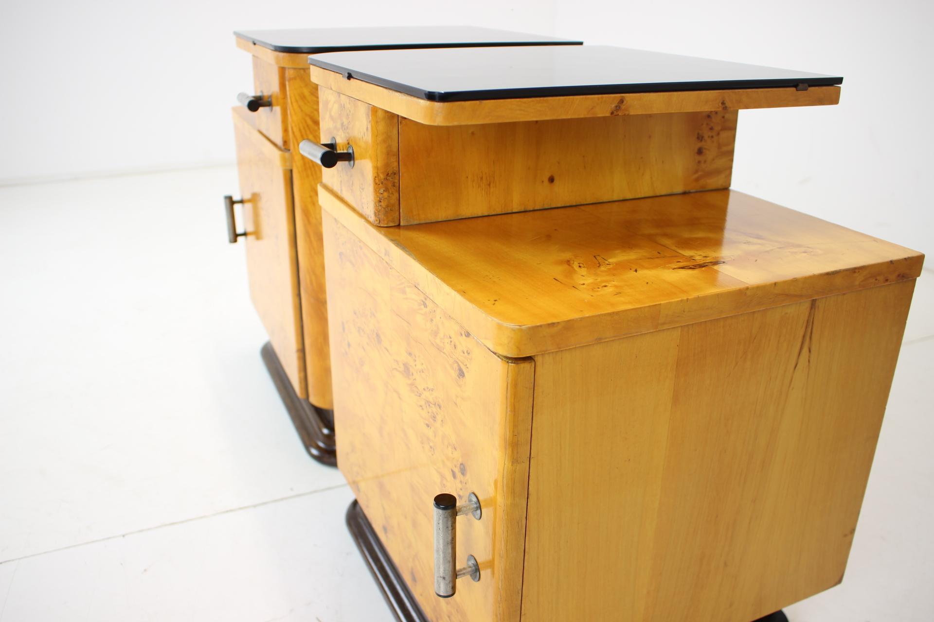 Verre Ensemble de deux tables de chevet conçues par Jindich Halabala pour UP Zvody, années 1950 en vente