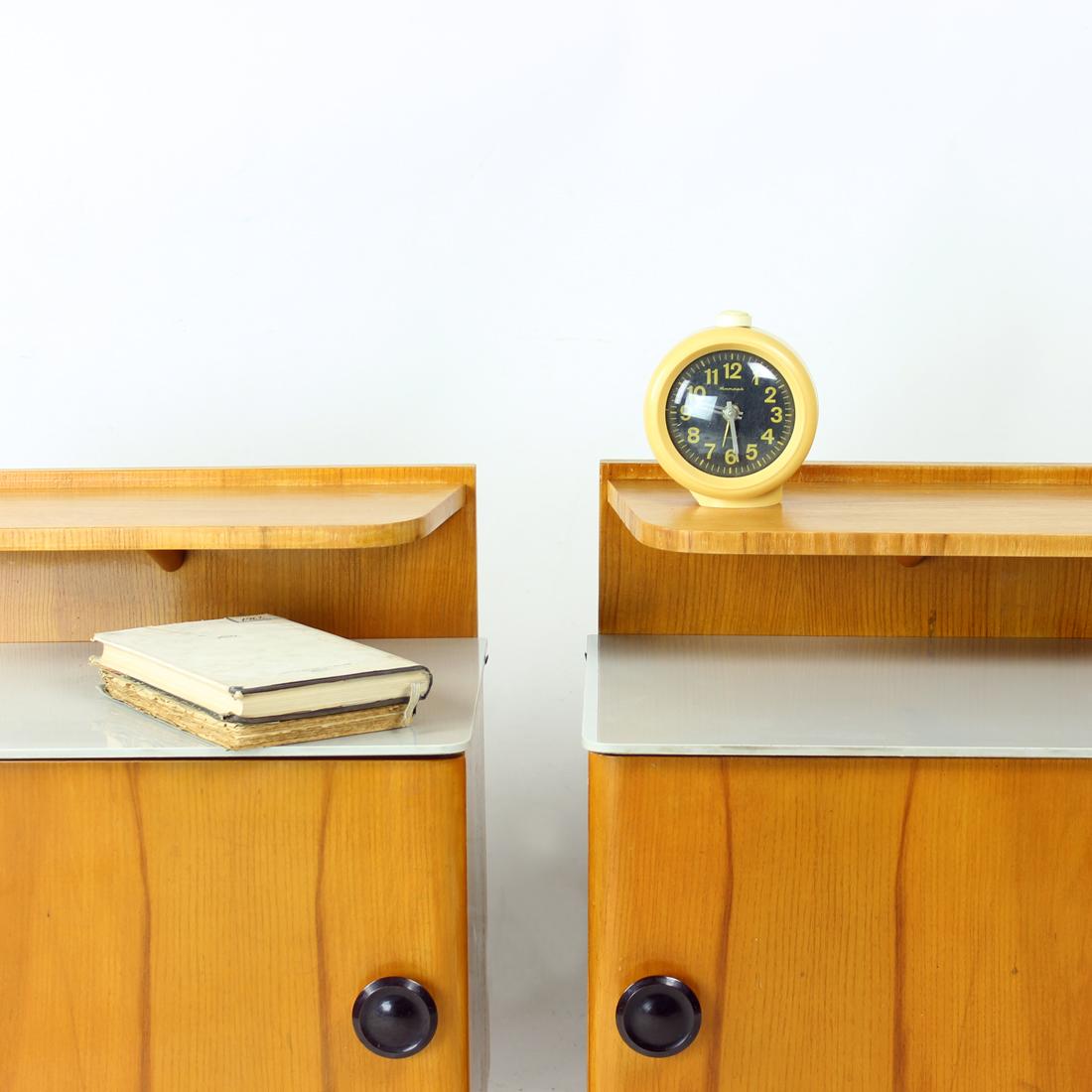 Set Of Two Bedside Tables In Wood & Glass, Czechoslovakia 1950s In Good Condition For Sale In Zohor, SK