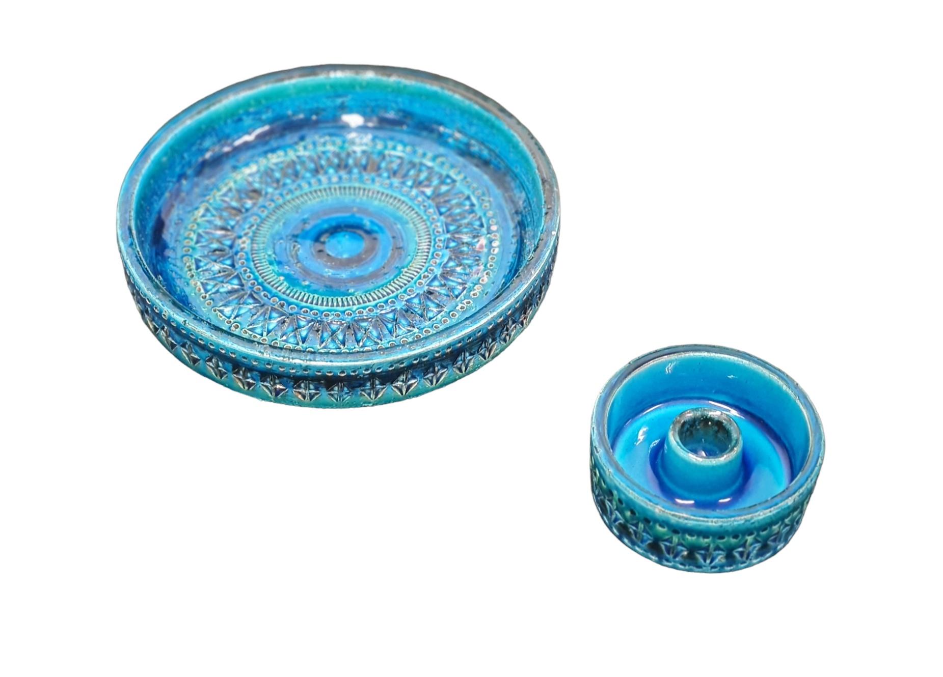 A beautiful set of two blue Bitossi pieces. A bowl of 22cm diameter and 5.5cm high and a candleholder with a diameter or 10cm and 4 high. 
Both pieces are in beautiful condition.