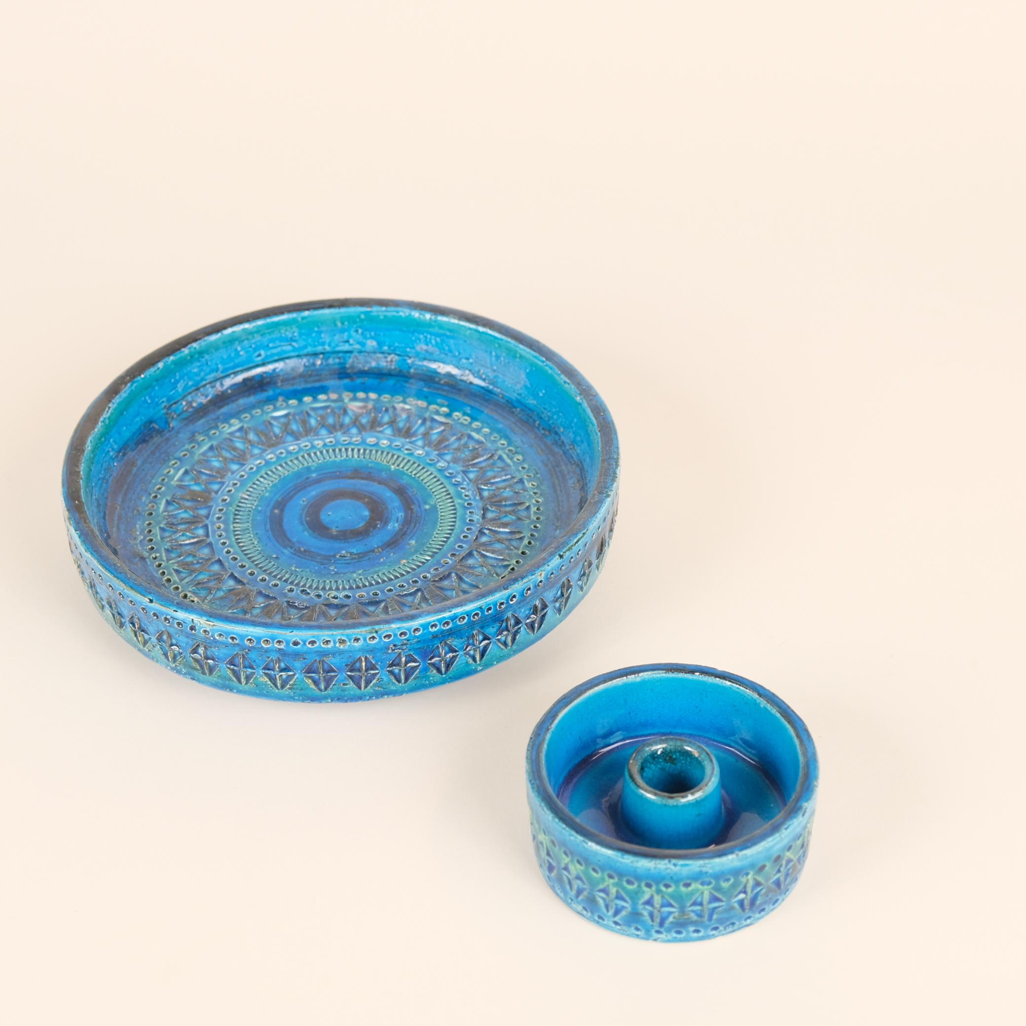 A beautiful set of two blue Bitossi pieces. A bowl of 22cm diameter and 5.5cm high and a candleholder with a diameter or 10cm and 4 high. 
Both pieces are in beautiful condition.
