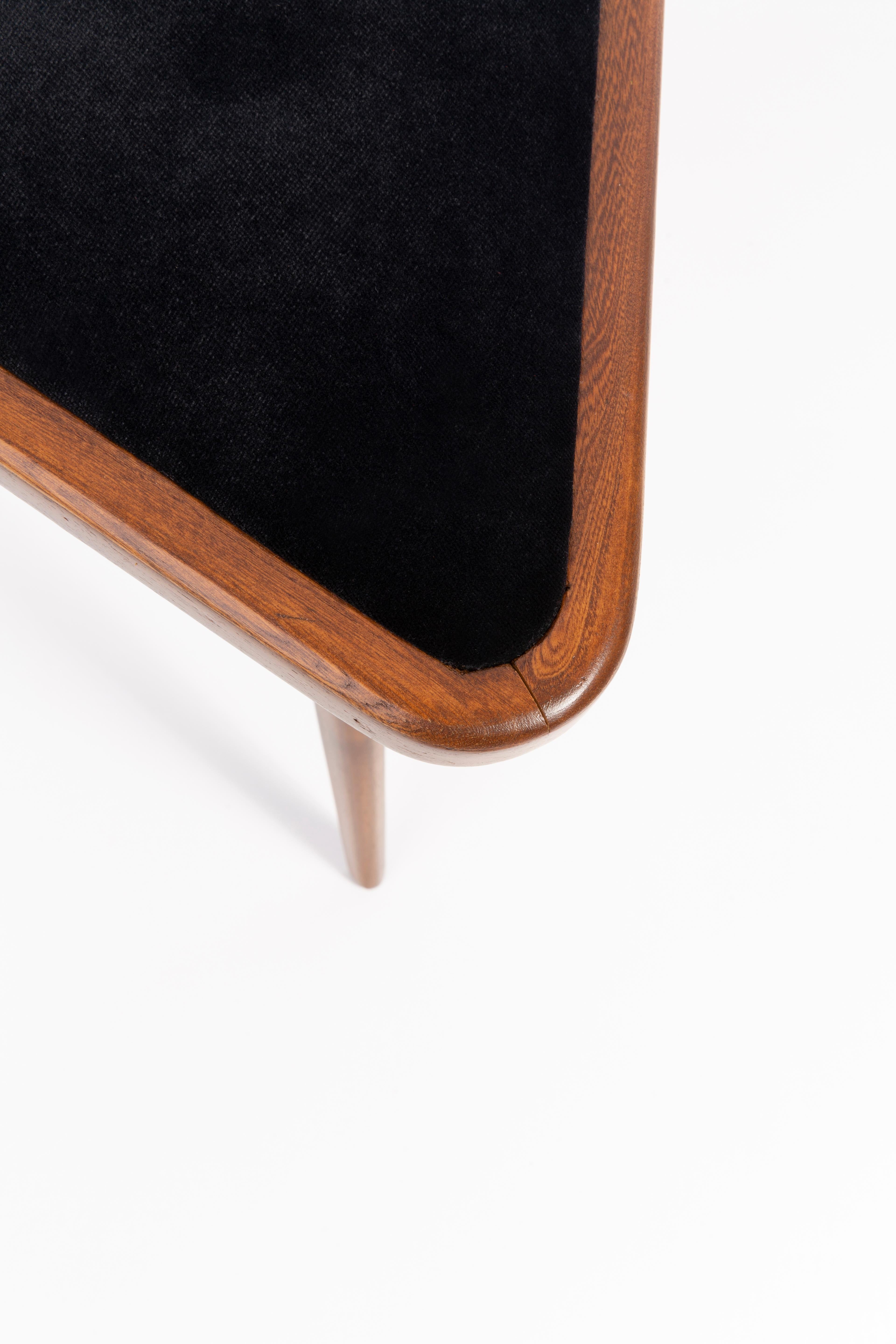 Ensemble de deux tabourets en velours noir et bleu du XXe siècle, 1960 en vente 2