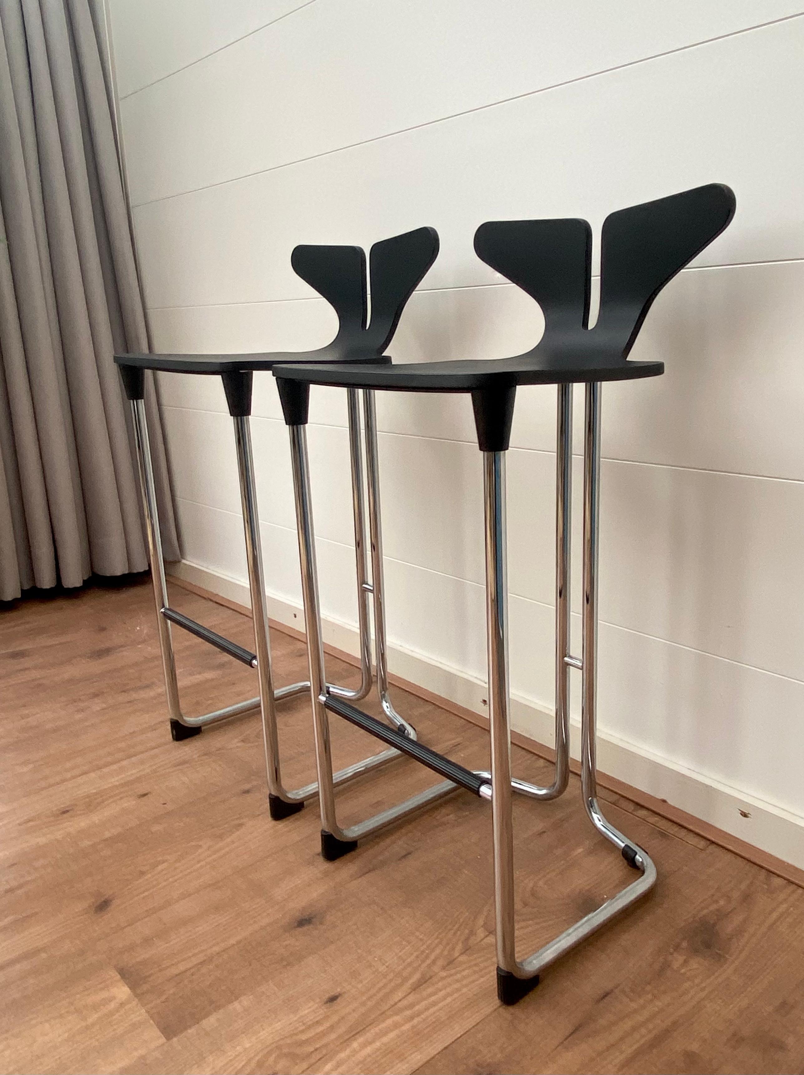 Set of Two Black and Chromed Modern Barstools In Good Condition For Sale In Schagen, NL