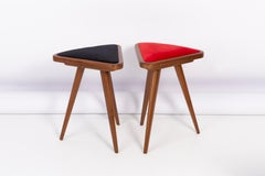 Satz von zwei Dreieckshockern aus schwarzem und rotem Samt des 20. Jahrhunderts, 1960er Jahre