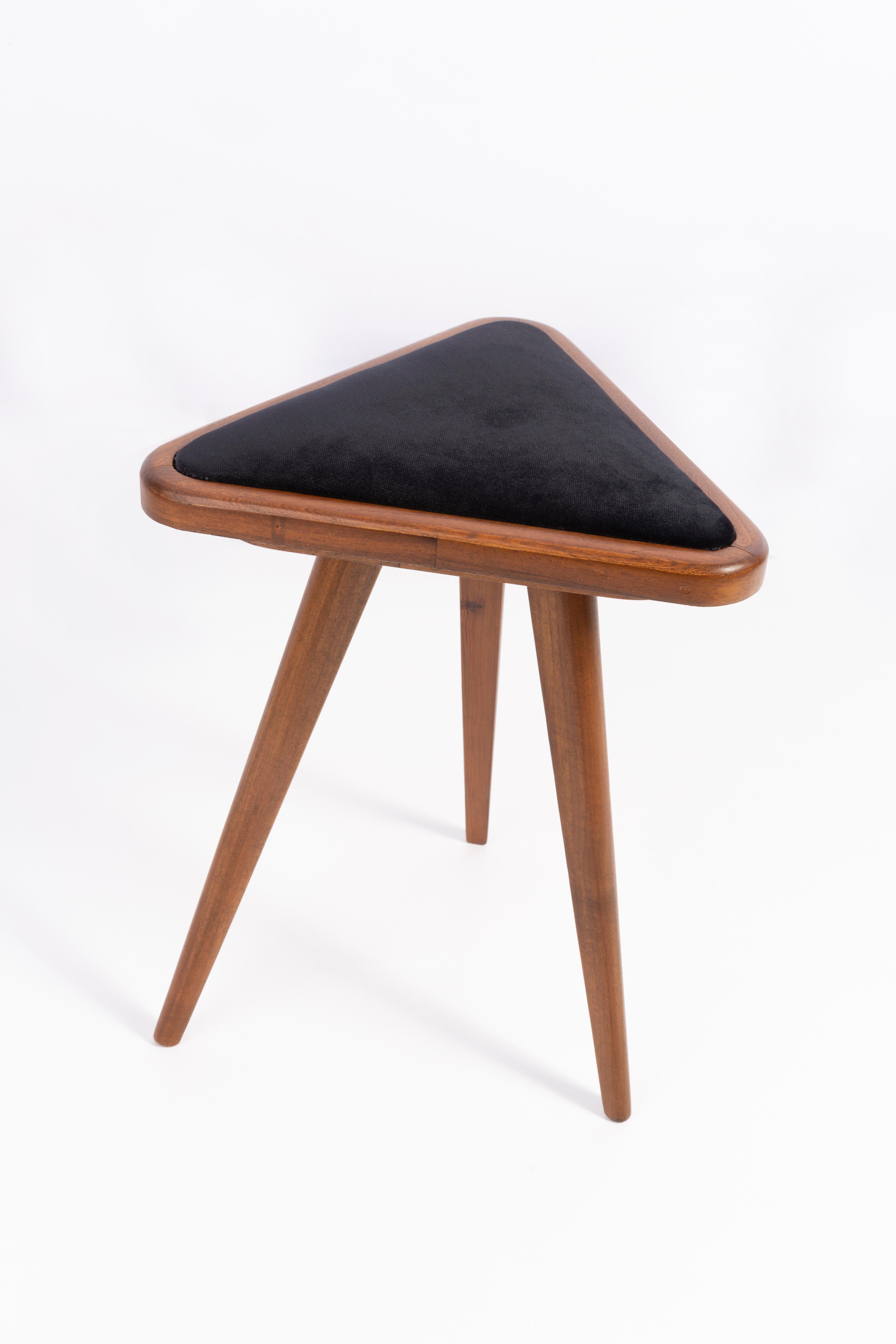 Mid-Century Modern Ensemble de deux tabourets triangulaires en velours noir et blanc du XXe siècle, Europe, 1960 en vente