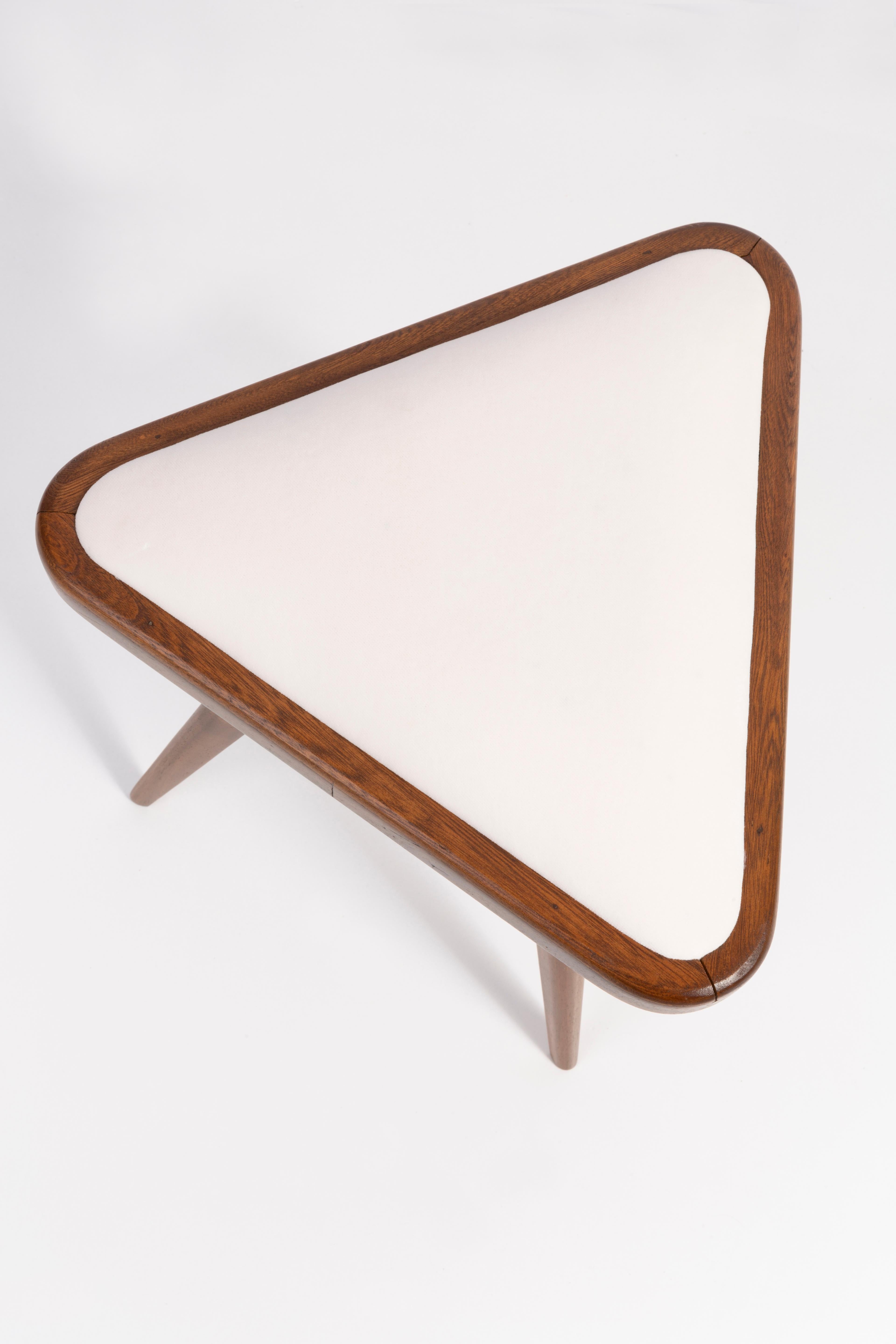 Velours Ensemble de deux tabourets triangulaires en velours noir et blanc du XXe siècle, Europe, 1960 en vente