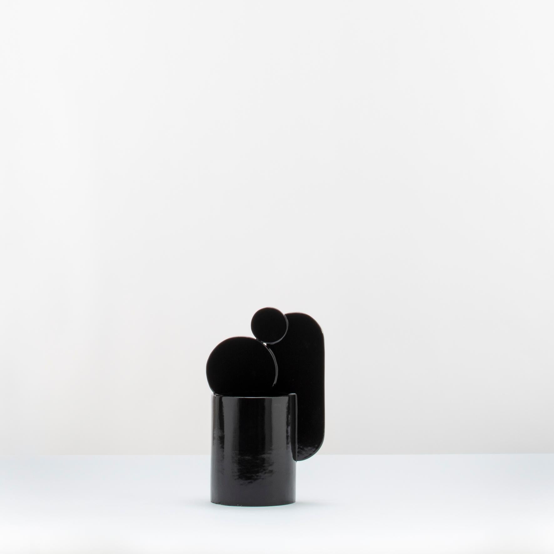Italian Ensemble de deux vases en céramique émaillée noire de style Bauhaus postmoderne en vente