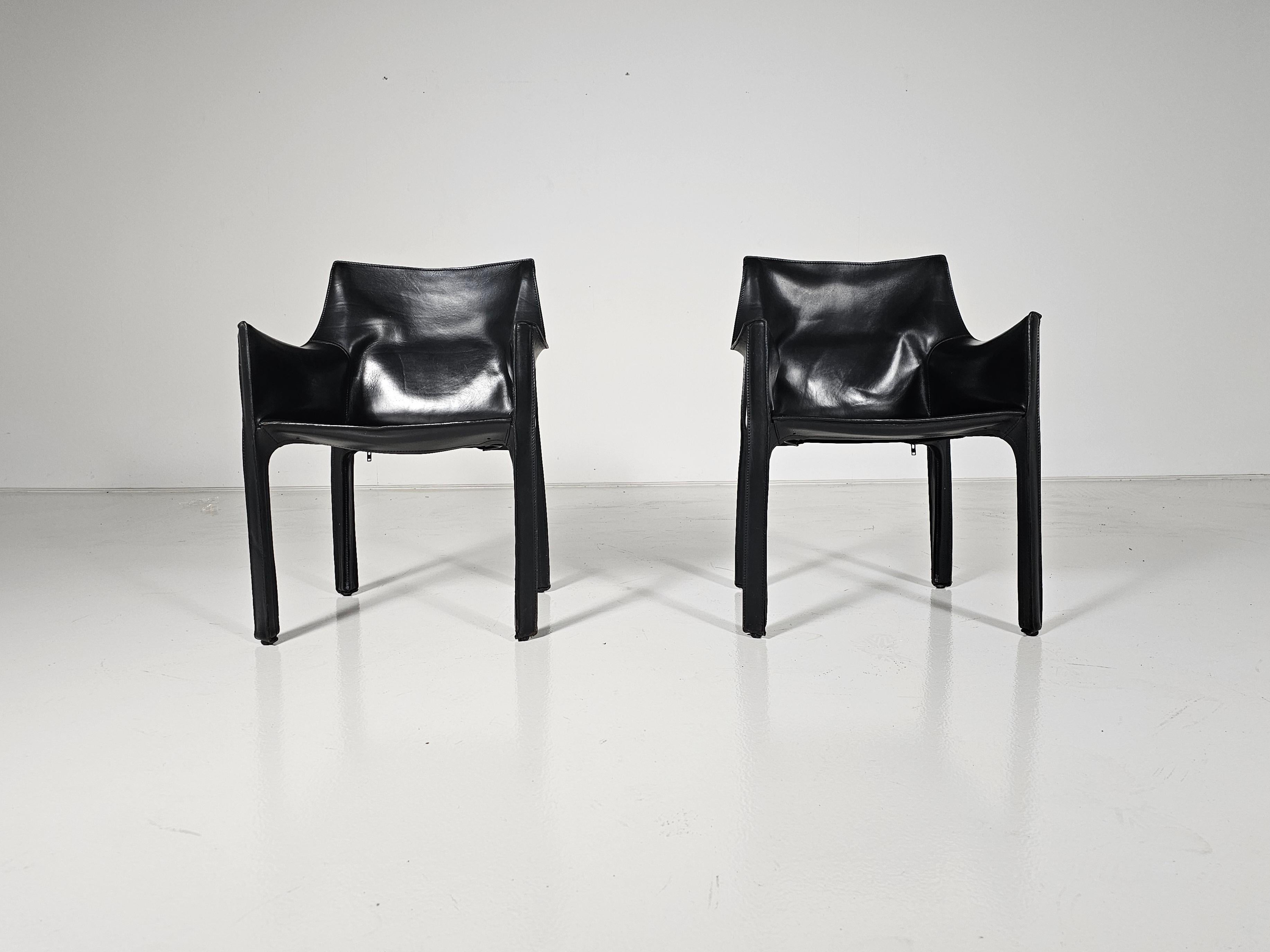 Mid-Century Modern Set of two black leather Cab 413 Chairs by Mario Bellini for Cassina For Sale