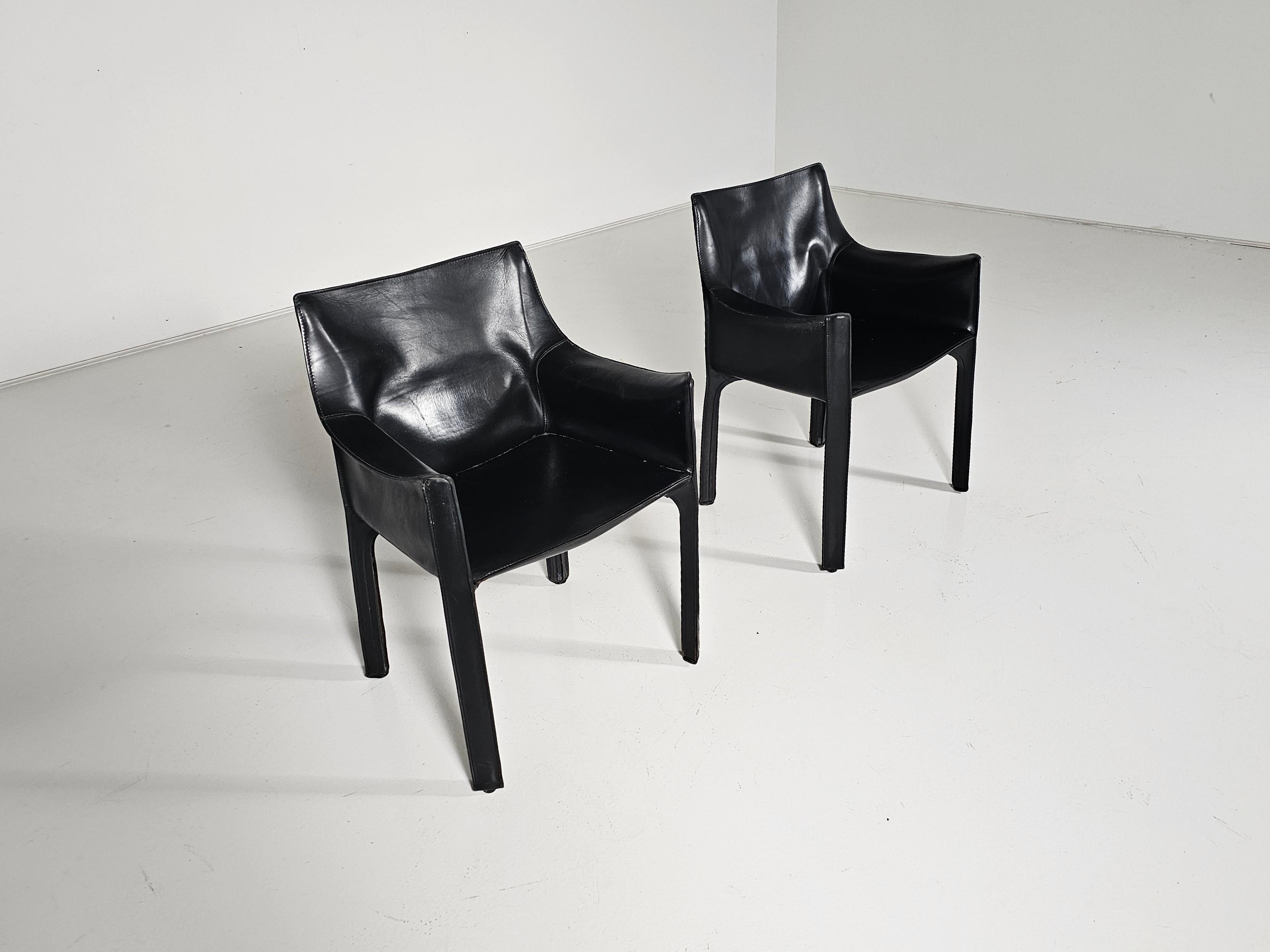 italien Ensemble de deux chaises Cab 413 en cuir noir par Mario Bellini pour Cassina en vente