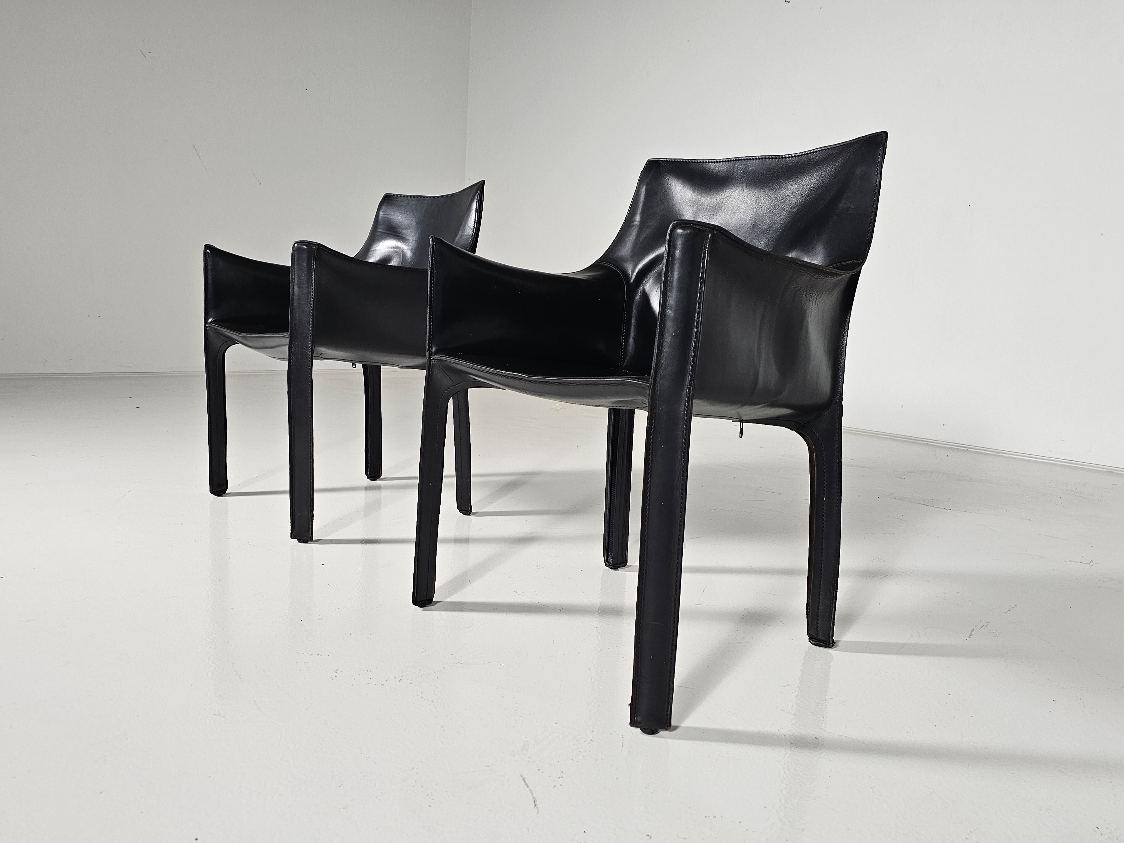 Set of two black leather Cab 413 Chairs by Mario Bellini for Cassina In Good Condition For Sale In amstelveen, NL