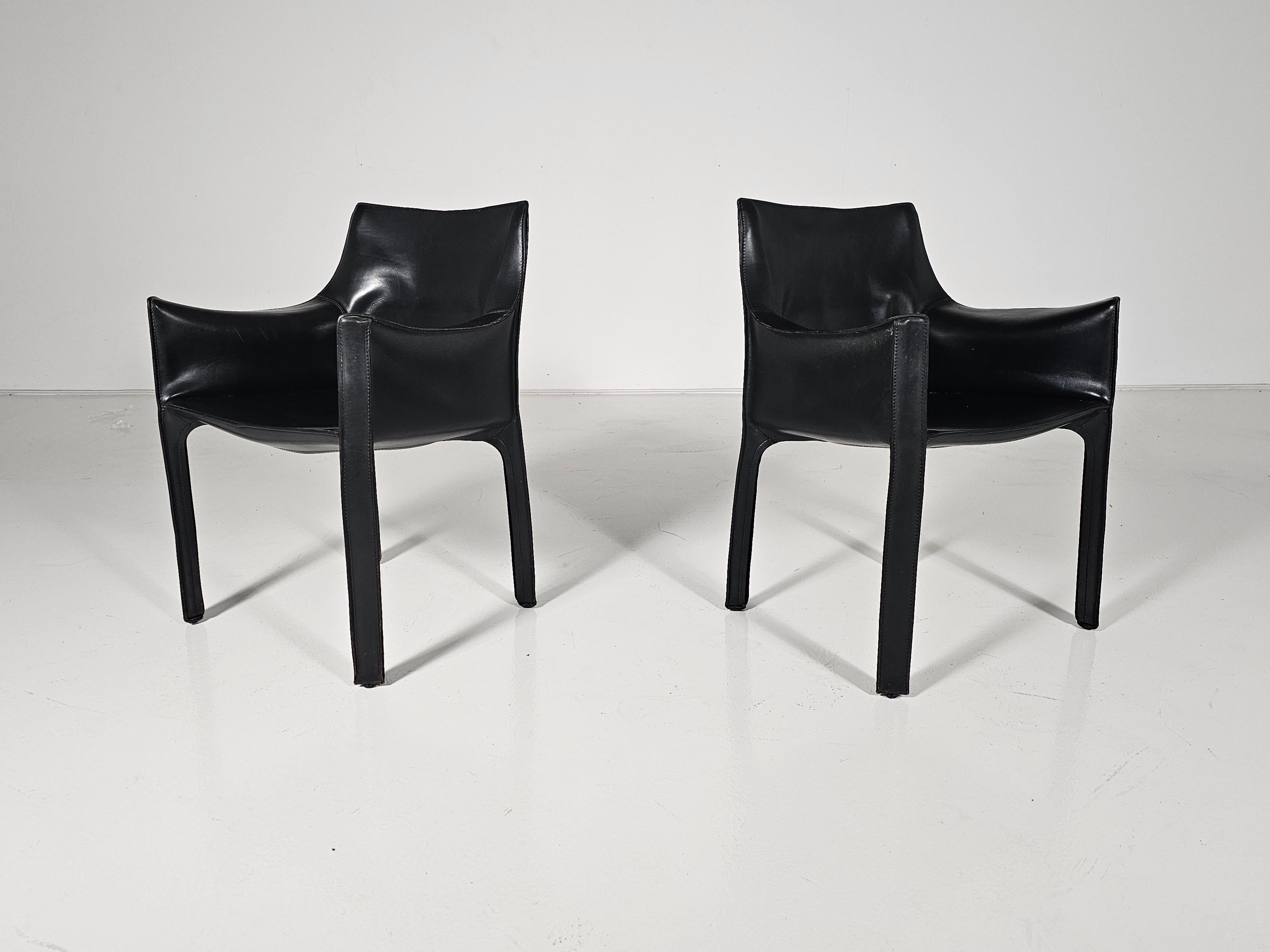 Cuir Ensemble de deux chaises Cab 413 en cuir noir par Mario Bellini pour Cassina en vente
