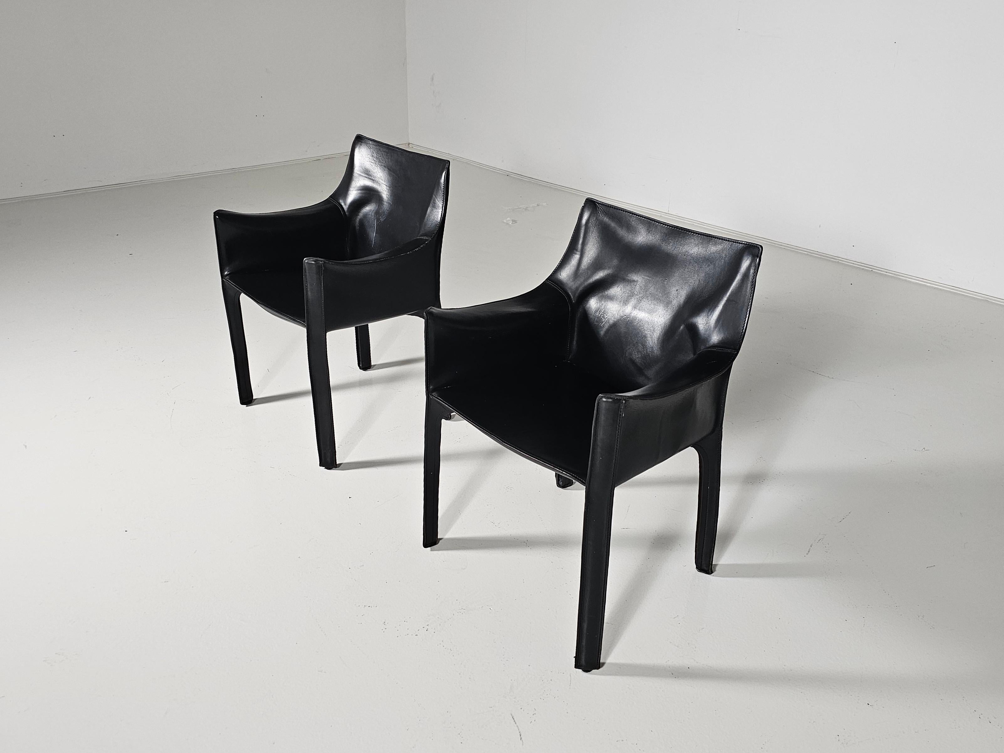 Set of two black leather Cab 413 Chairs by Mario Bellini for Cassina For Sale 1