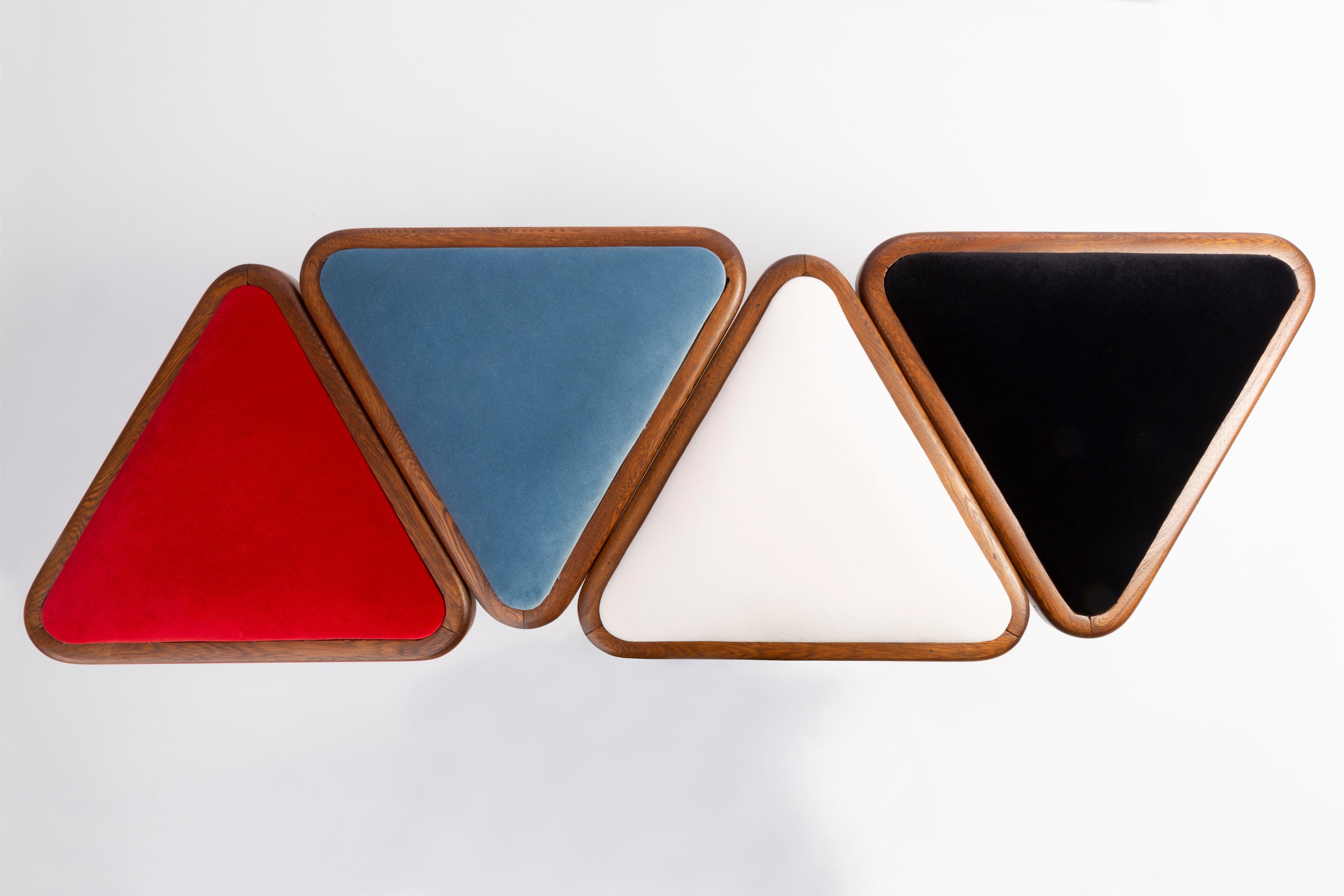 Ensemble de deux tabourets triangulaires en velours noir du XXe siècle, Europe, 1960 Excellent état - En vente à 05-080 Hornowek, PL