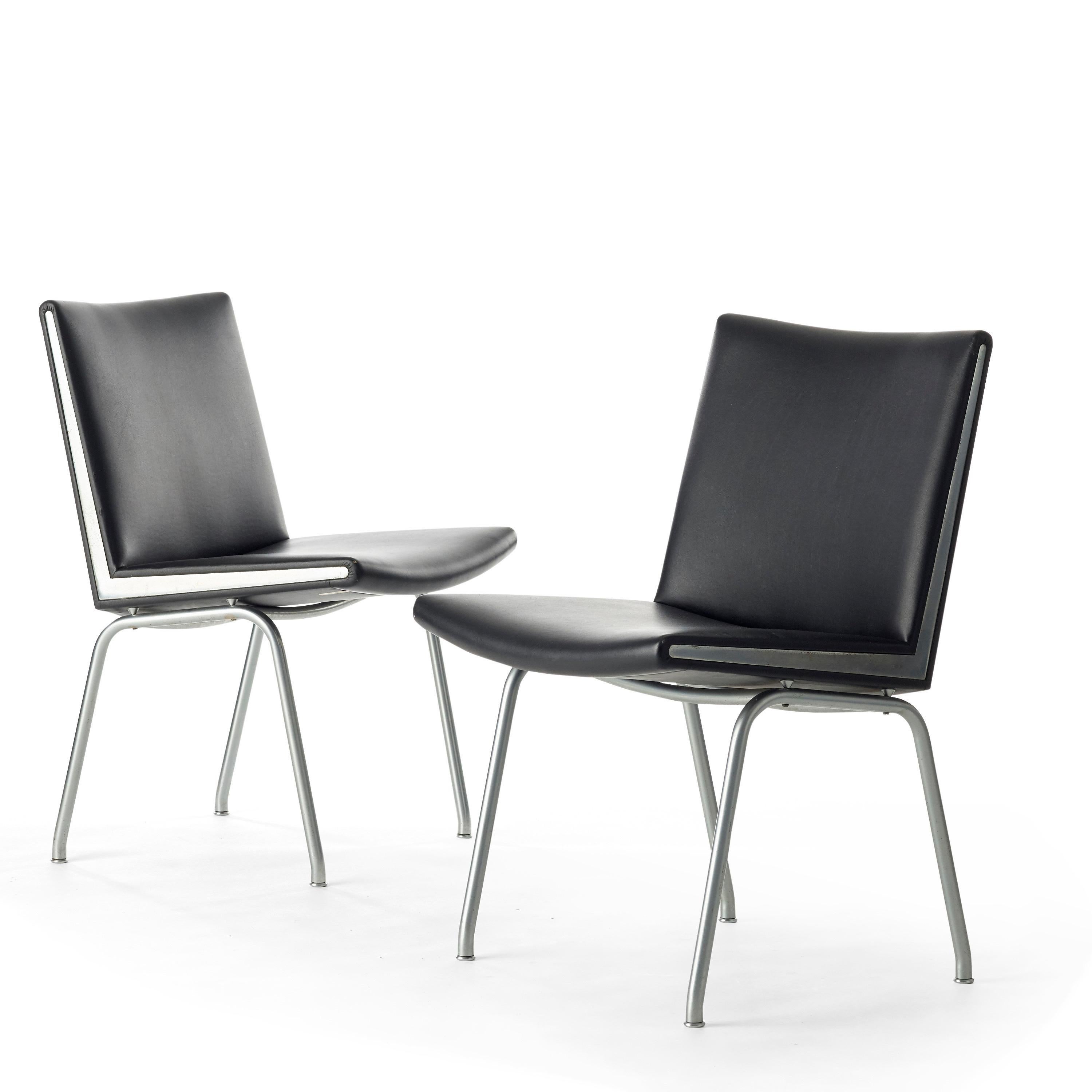 Set of Two Black Vinyl and Steel Kastrup Chairs by Hans Wegner For Sale 1