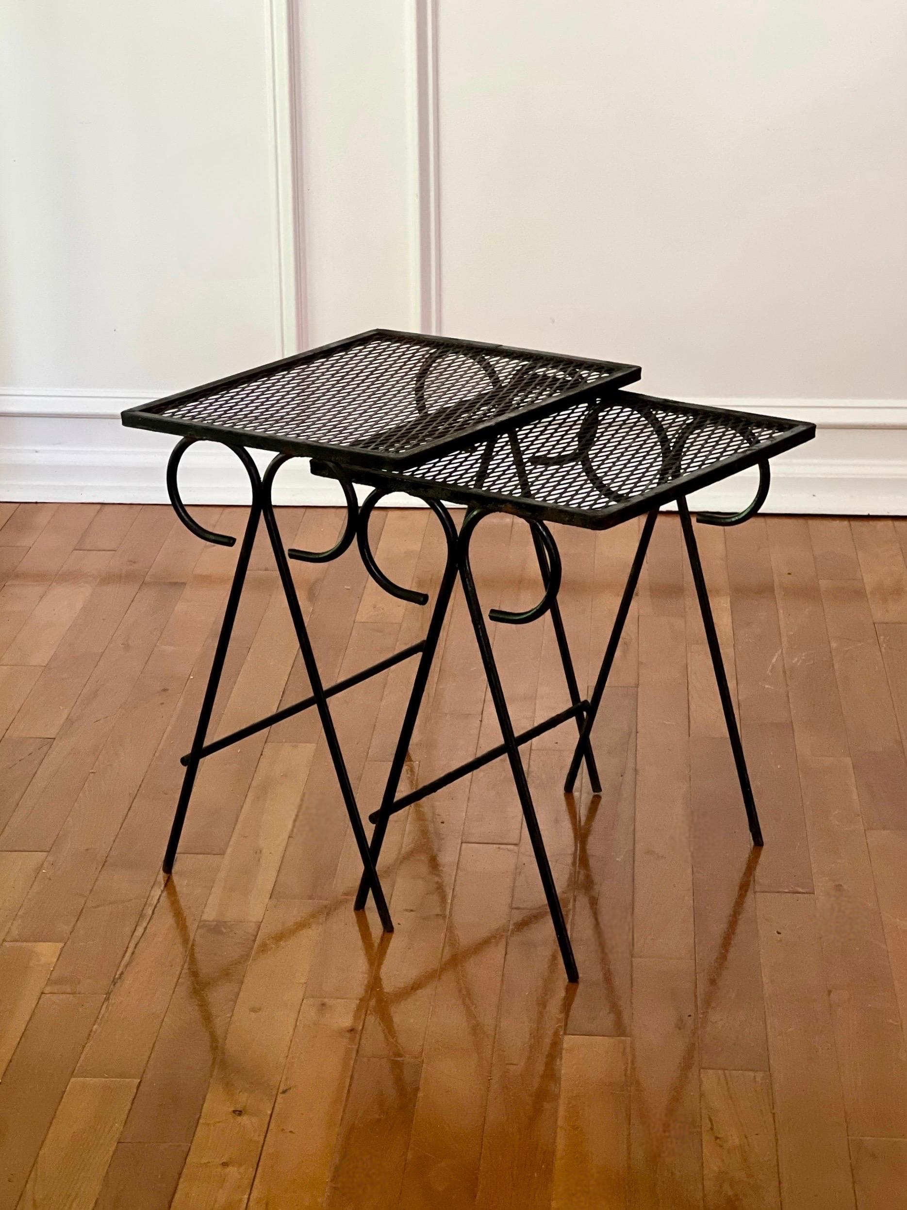 Ensemble de deux tables gigognes en fer forgé noir attribuées à Salterini en vente 7
