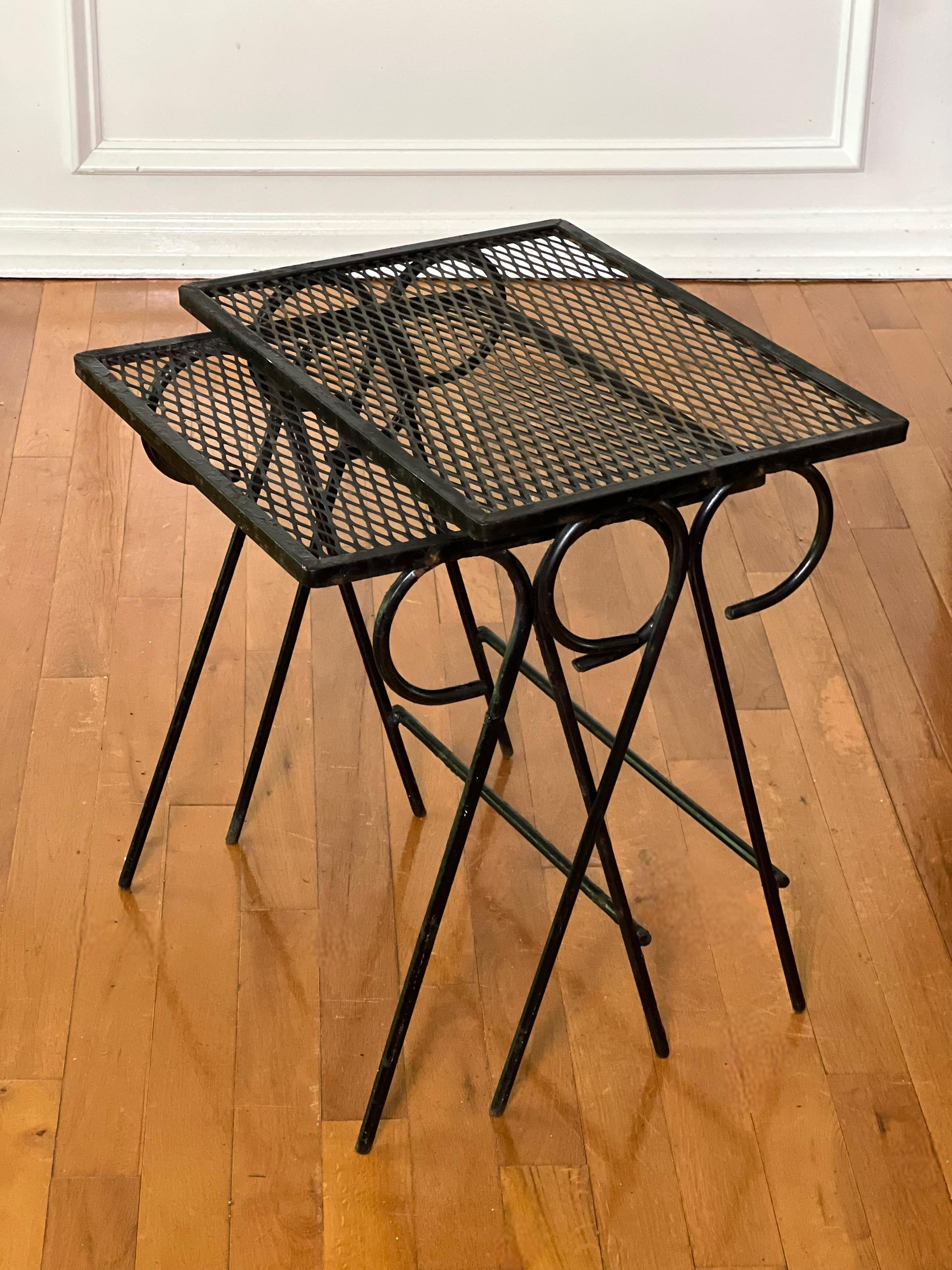 Vintage set de deux tables gigognes en fer forgé noir attribué à Maurizio Tempestini pour Salterini.  De taille graduée, ils s'emboîtent bien les uns dans les autres et se manœuvrent facilement.  Un ensemble iconique et classique intemporel qui
