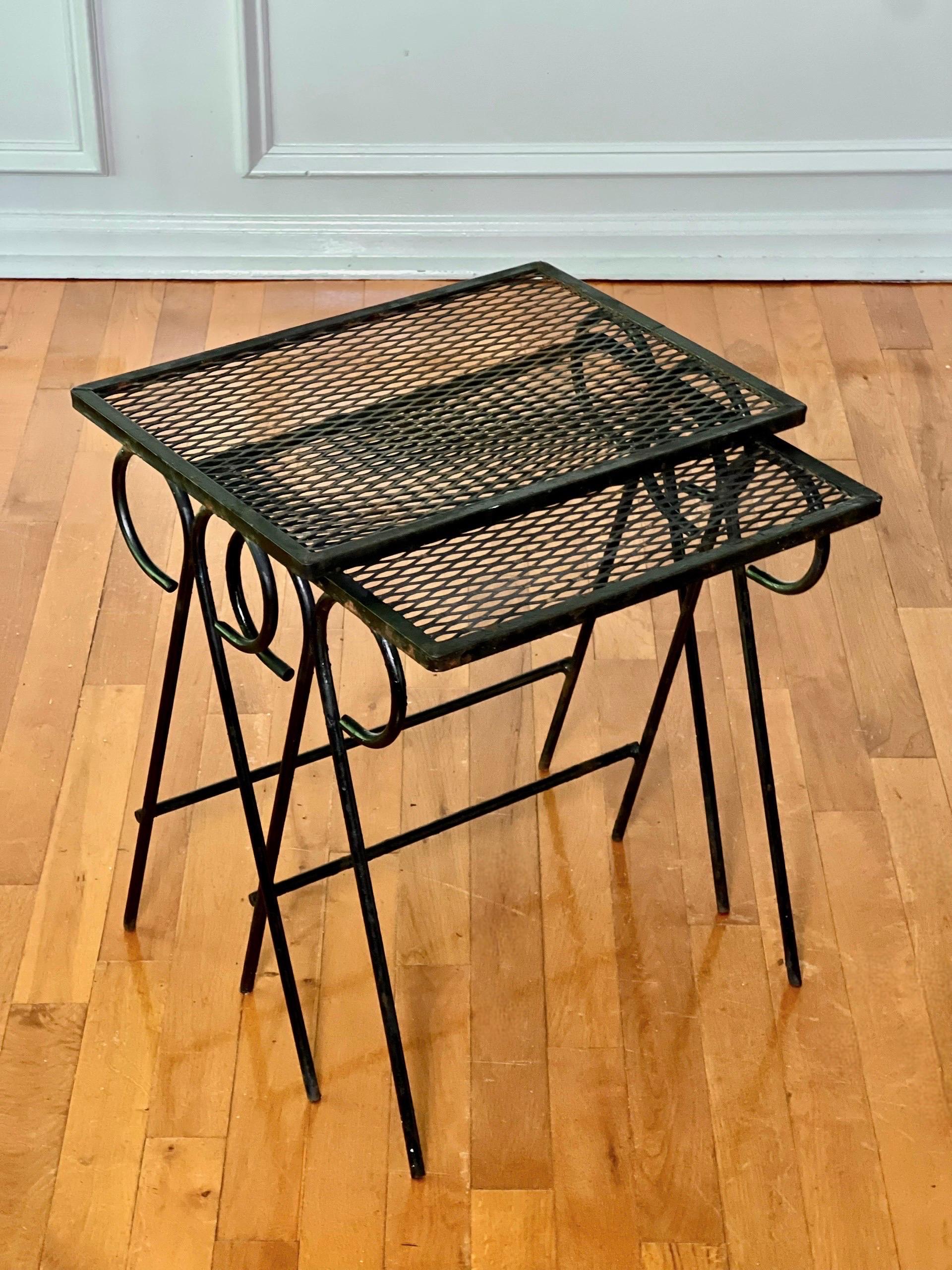 Mid-Century Modern Ensemble de deux tables gigognes en fer forgé noir attribuées à Salterini en vente