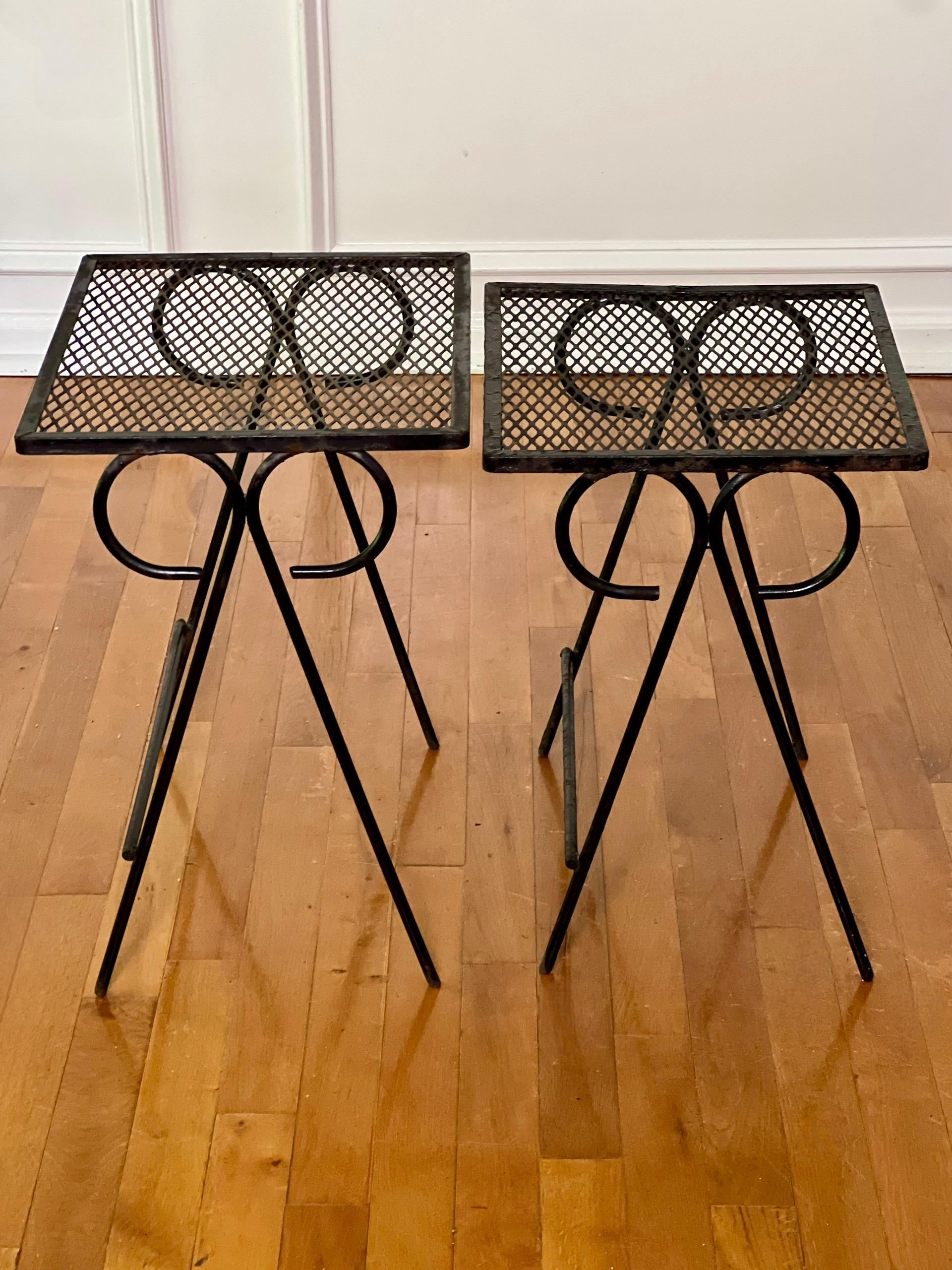 20ième siècle Ensemble de deux tables gigognes en fer forgé noir attribuées à Salterini en vente