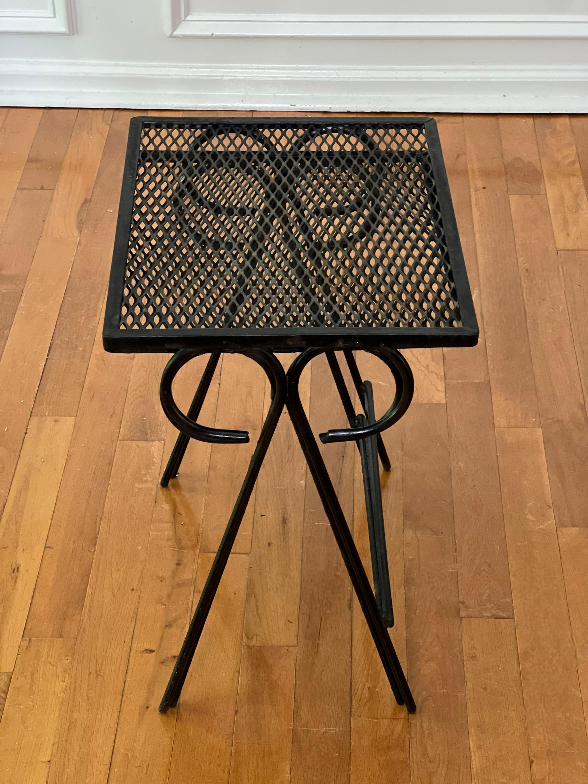 Ensemble de deux tables gigognes en fer forgé noir attribuées à Salterini en vente 1