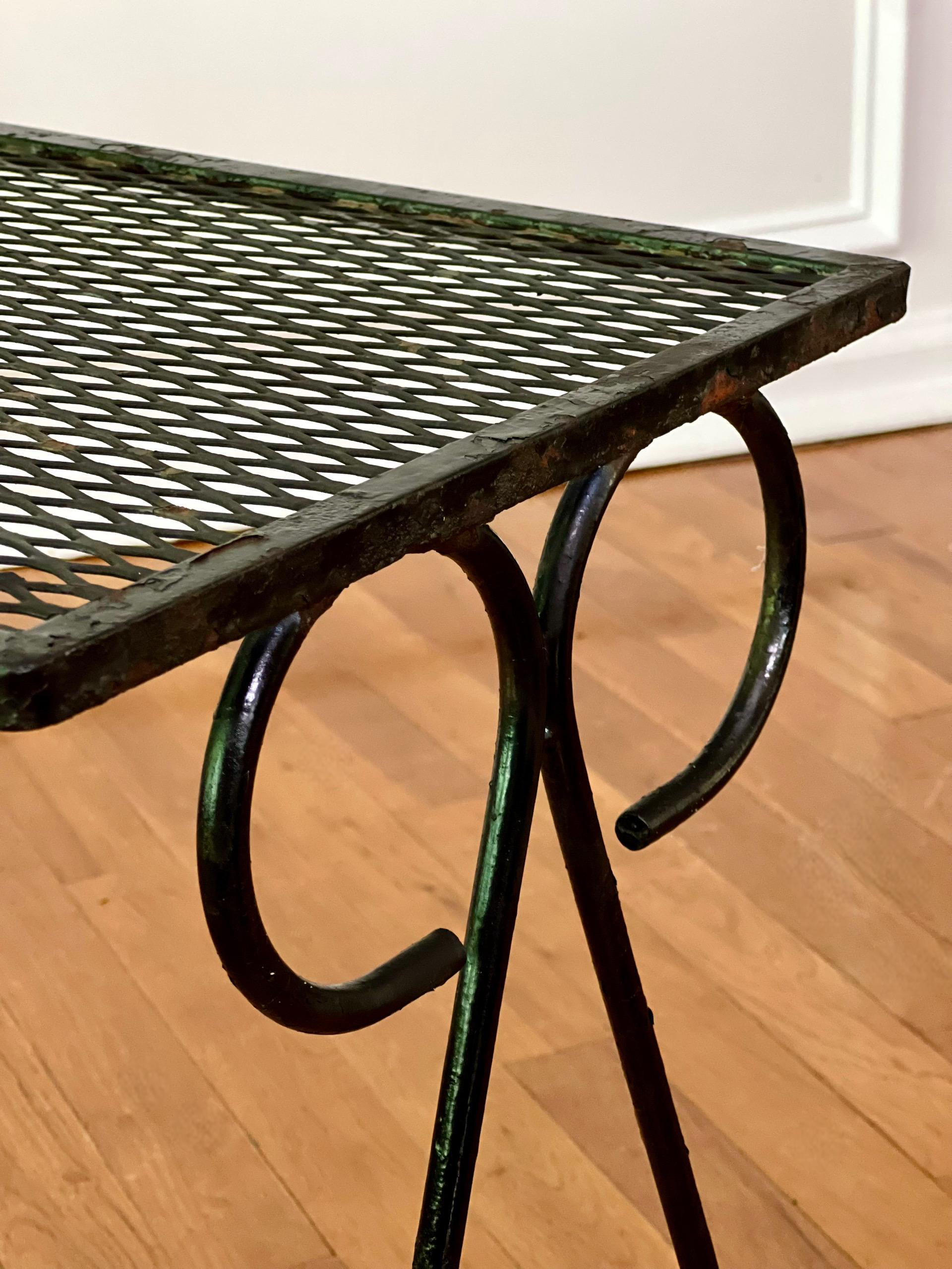 Ensemble de deux tables gigognes en fer forgé noir attribuées à Salterini en vente 3