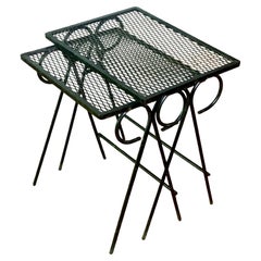 Ensemble de deux tables gigognes en fer forgé noir attribuées à Salterini