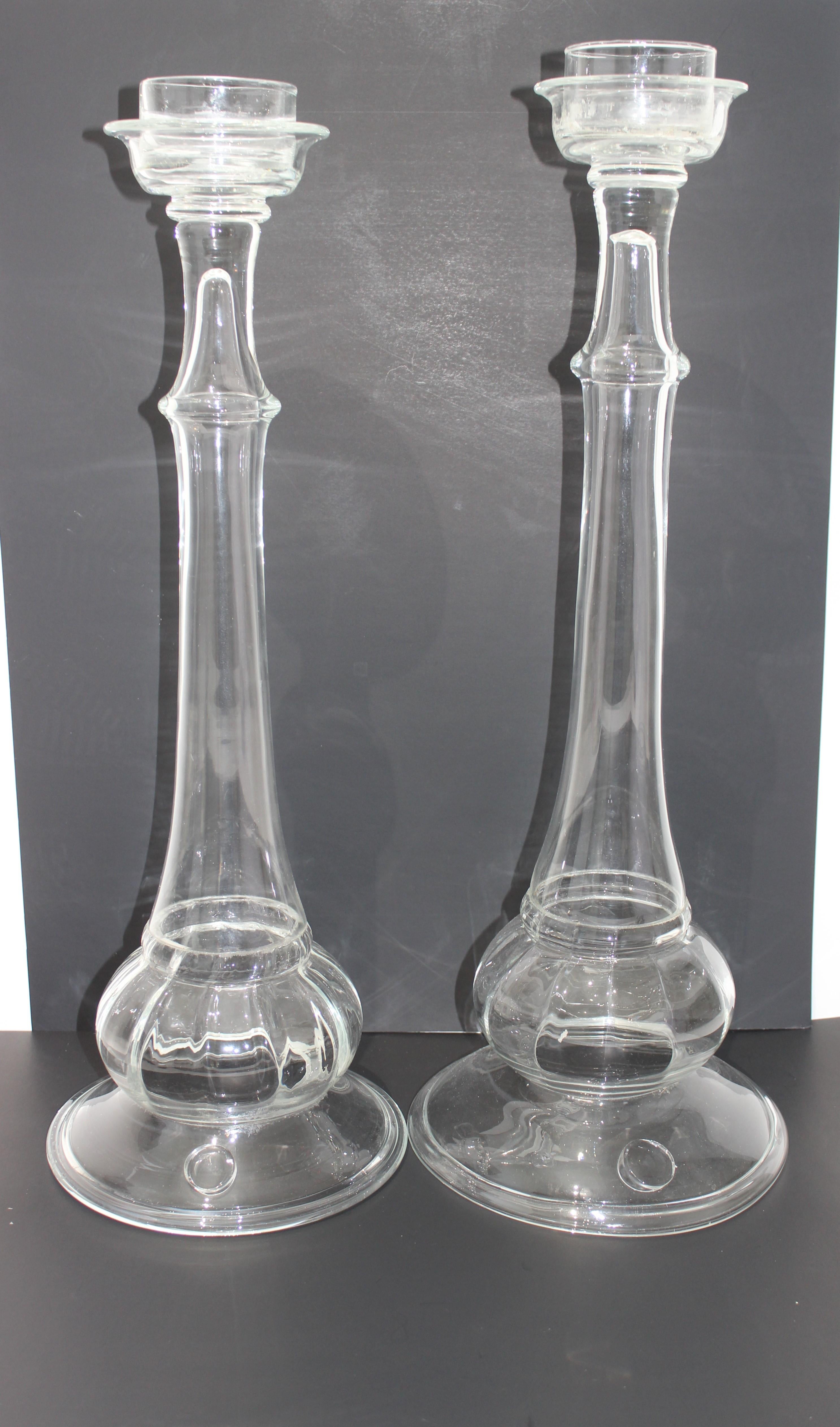 Cet ensemble élégant de deux chandeliers en verre soufflé à la main date des années 1970-1980 et a été créé par Blenko glass.

Remarque : les dimensions sont de 26 pouces de hauteur x 9,63 pouces de diamètre.
 Les dimensions sont de 25