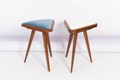 Satz von zwei Dreieckshockern aus blauem und weißem Samt, 20. Jahrhundert, Europa, 1960er Jahre