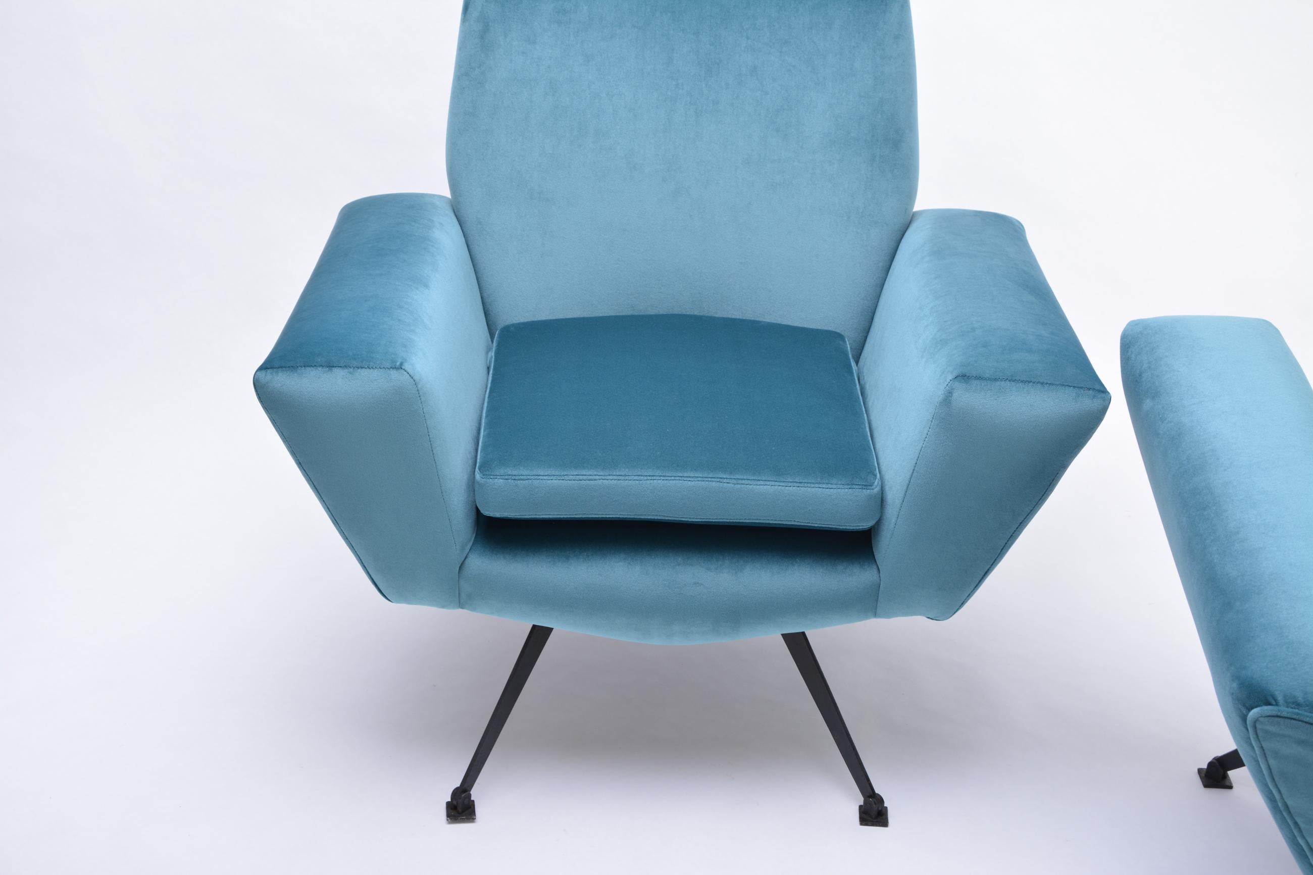 Set of Two Blue Reupholstered Italian Mid-Century Modern Lounge Chairs by Lenzi 7