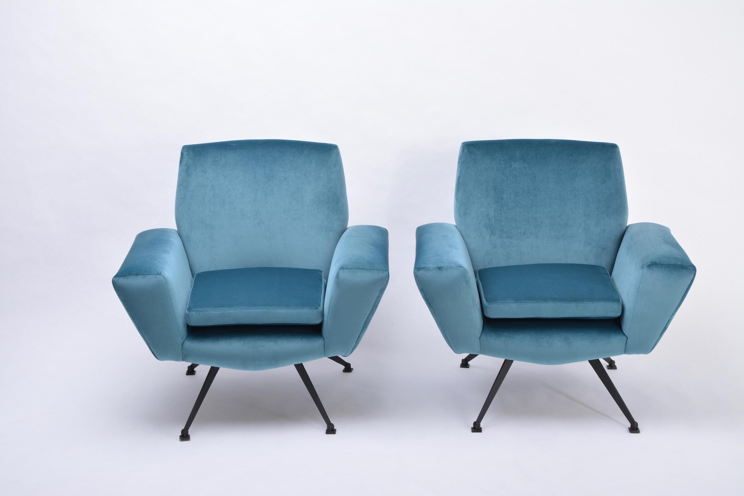 Set of Two Blue Reupholstered Italian Mid-Century Modern Lounge Chairs by Lenzi In Good Condition In Berlin, DE