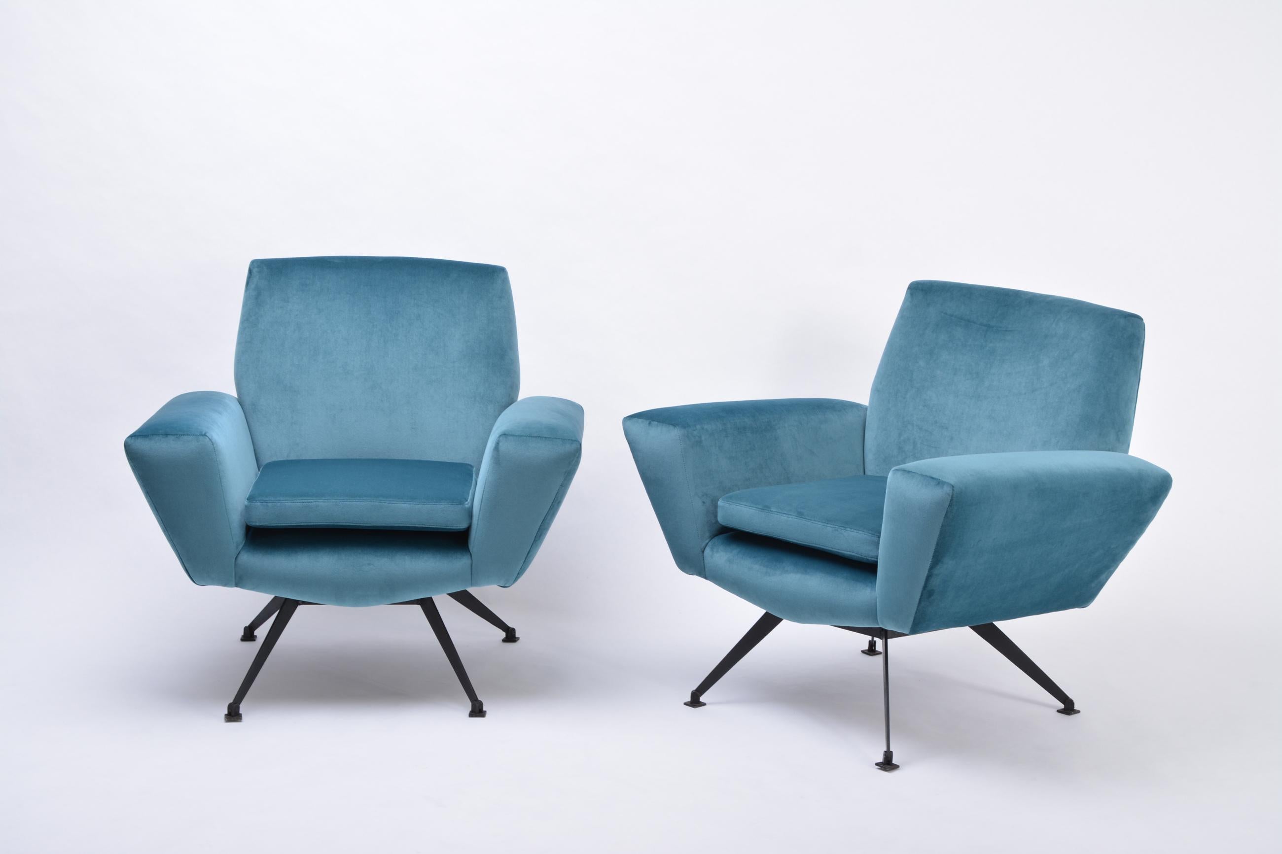 20th Century Set of Two Blue Reupholstered Italian Mid-Century Modern Lounge Chairs by Lenzi