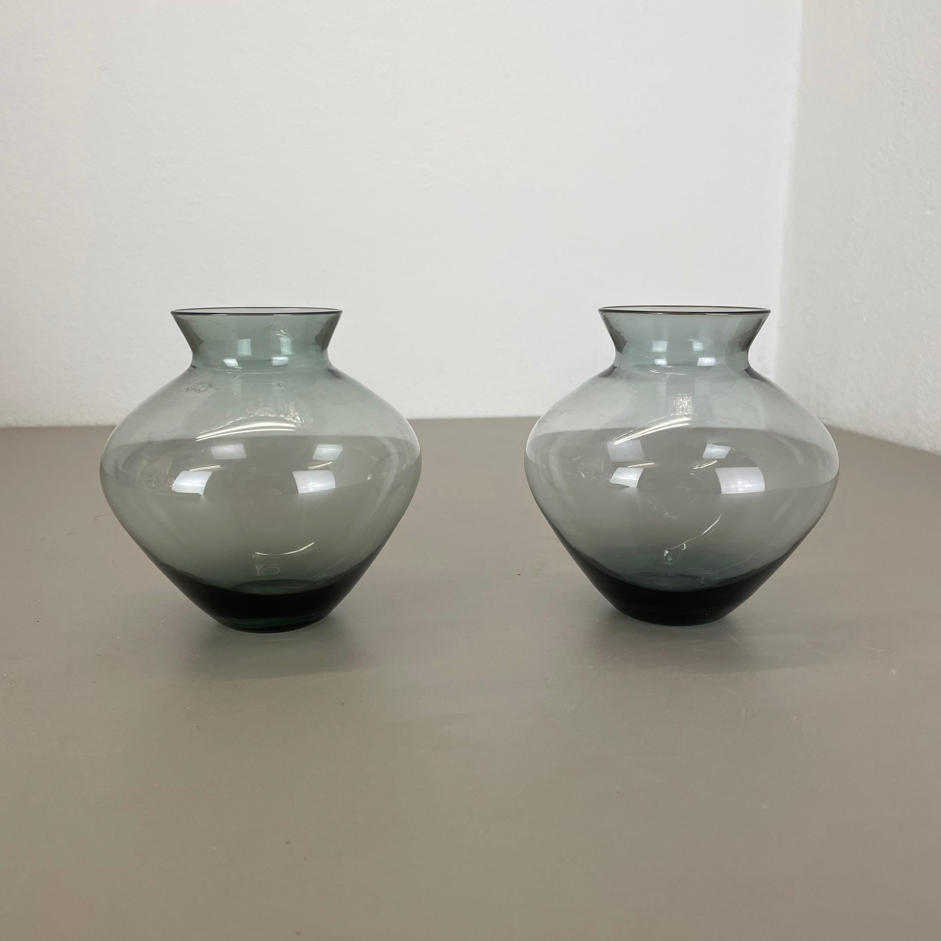 Mid-Century Modern Ensemble de deux vases en forme de cœur en turmaline de couleur bleue de Wilhelm Wagenfeld pour WMF, années 1960 en vente