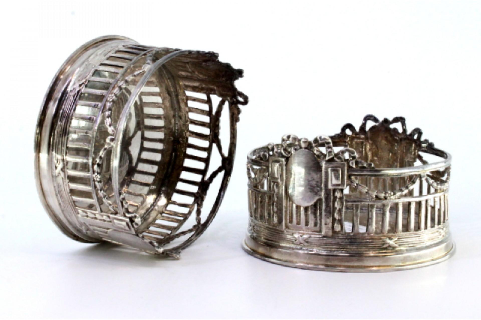 Set of two bottle bottoms in cut silver w/ monogram cards & surrounding strips In Good Condition For Sale In Porto, PT