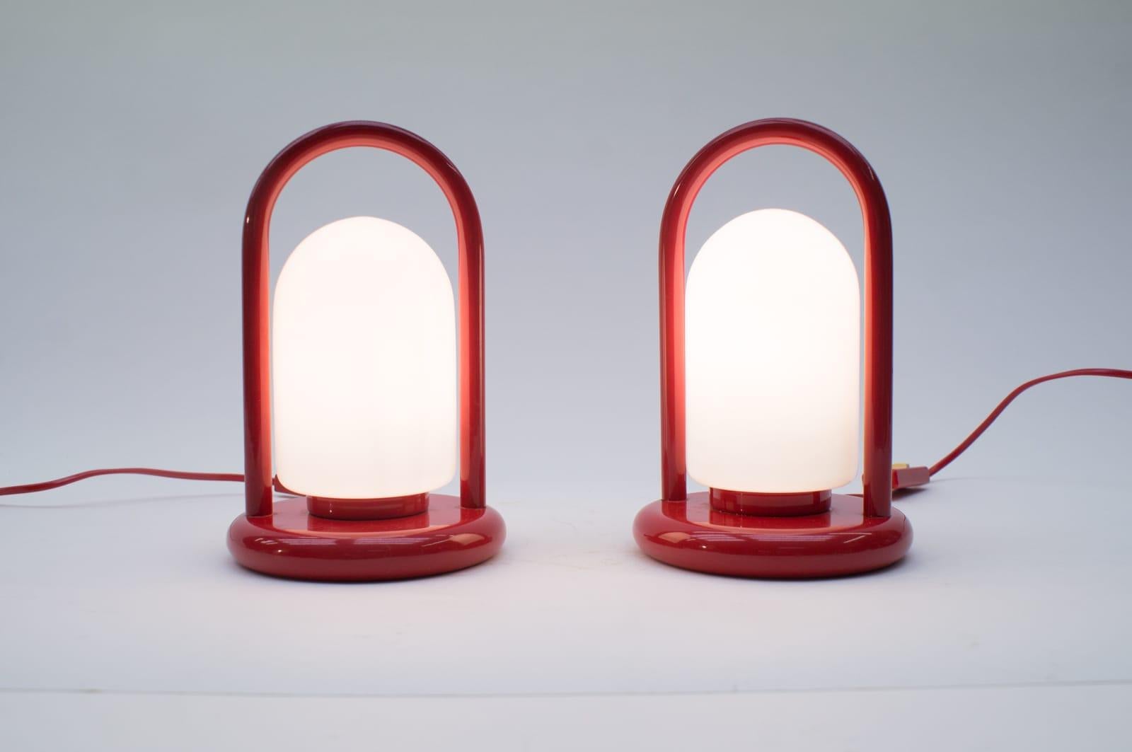 Set of two rare and beautiful Mid-Century Modern bracket table lamps. Manufactured by Massive, 1960s.

Executed in red and white enameled metal, each lamp comes with 1 x E14 Edison screw fit bulb holder, is wired, in working condition and runs