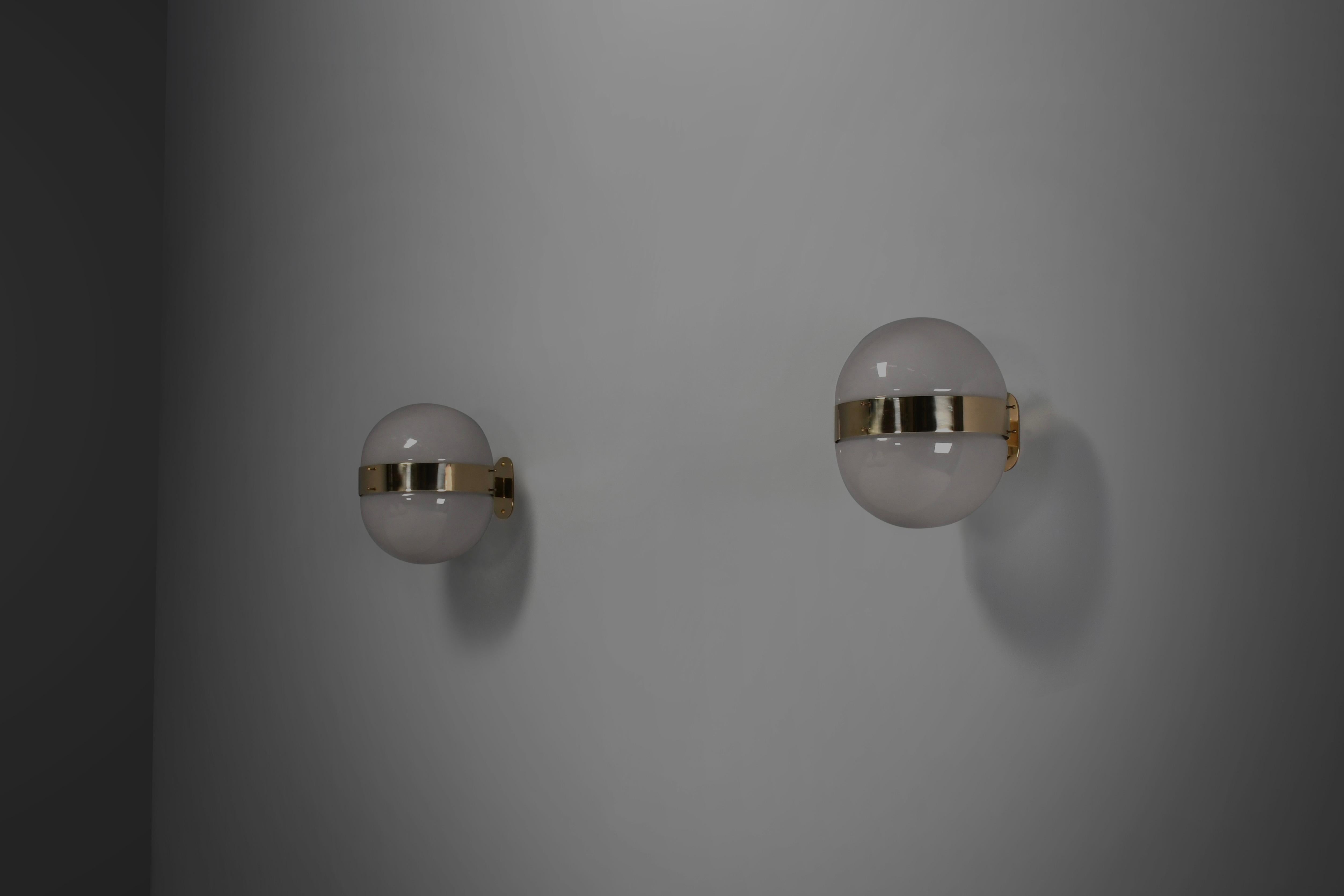 Mid-Century moderno Set di due lampade in ottone e vetro opalino 'Clio' di Sergio Mazza per Artemide in vendita