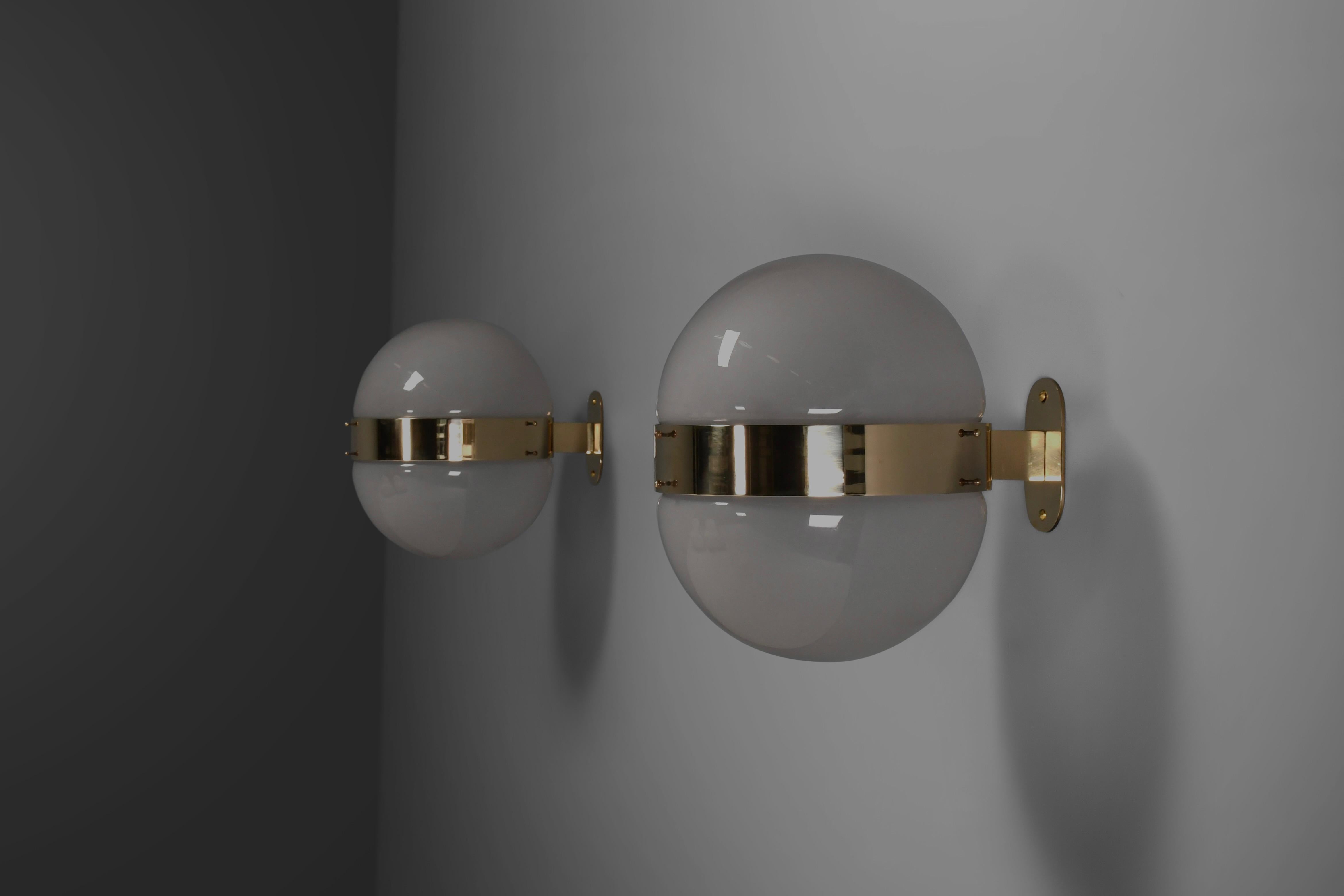 Italiano Set di due lampade in ottone e vetro opalino 'Clio' di Sergio Mazza per Artemide in vendita