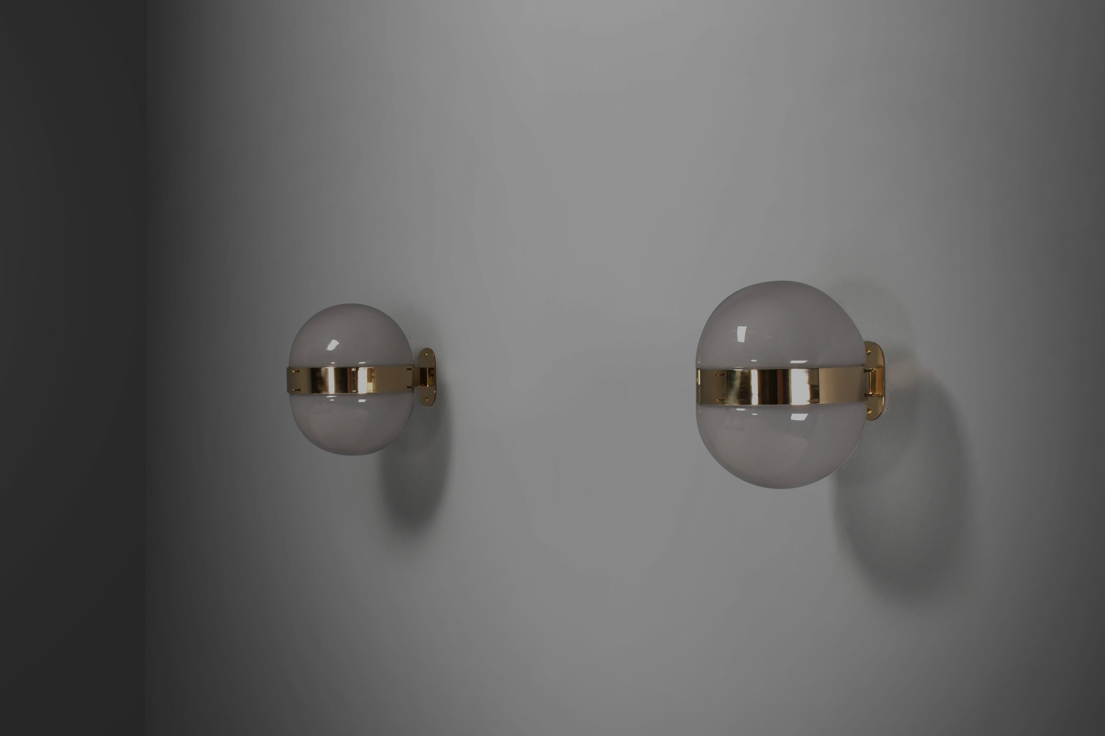 Lucidato Set di due lampade in ottone e vetro opalino 'Clio' di Sergio Mazza per Artemide in vendita