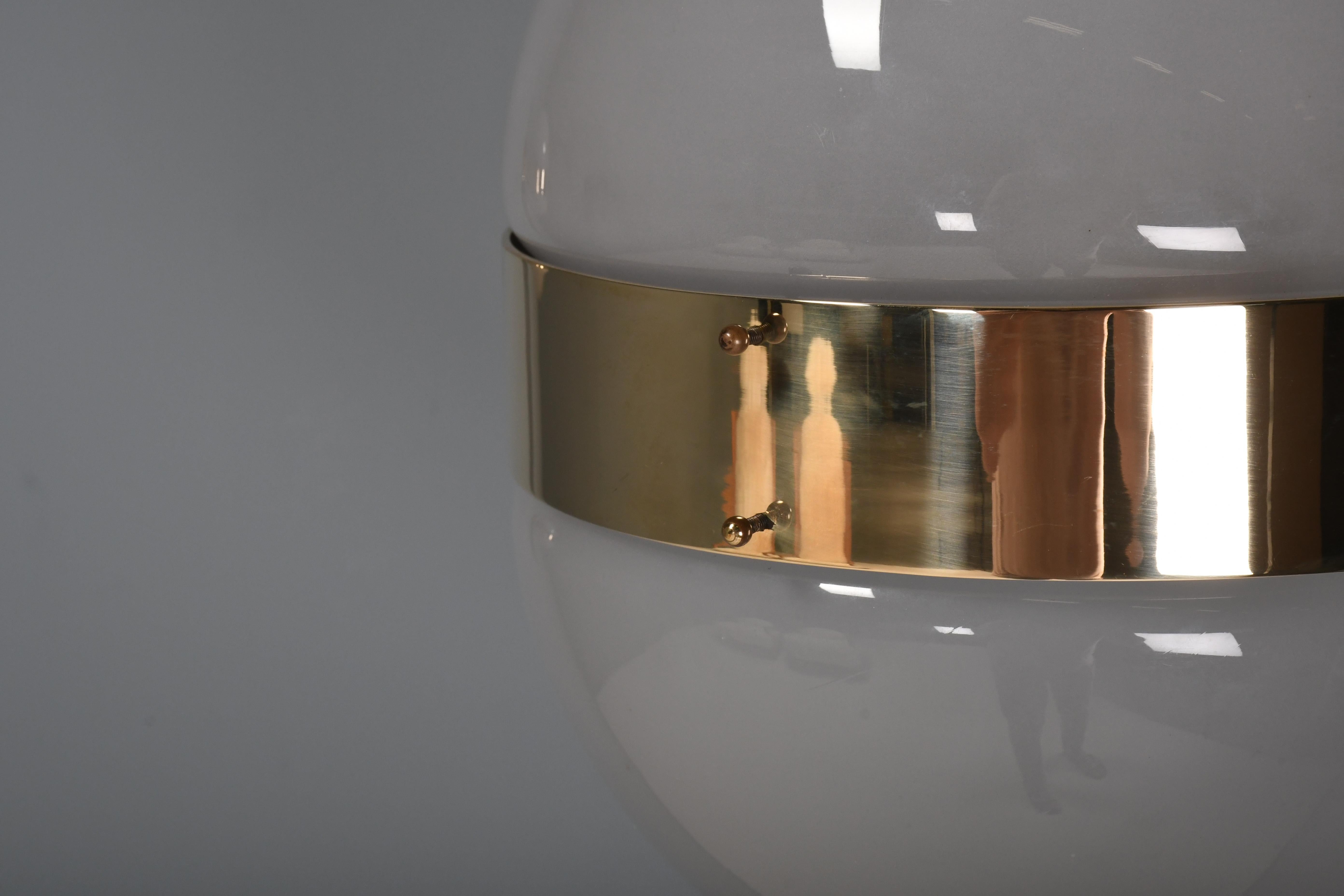 Set di due lampade in ottone e vetro opalino 'Clio' di Sergio Mazza per Artemide In condizioni ottime in vendita a Echt, NL