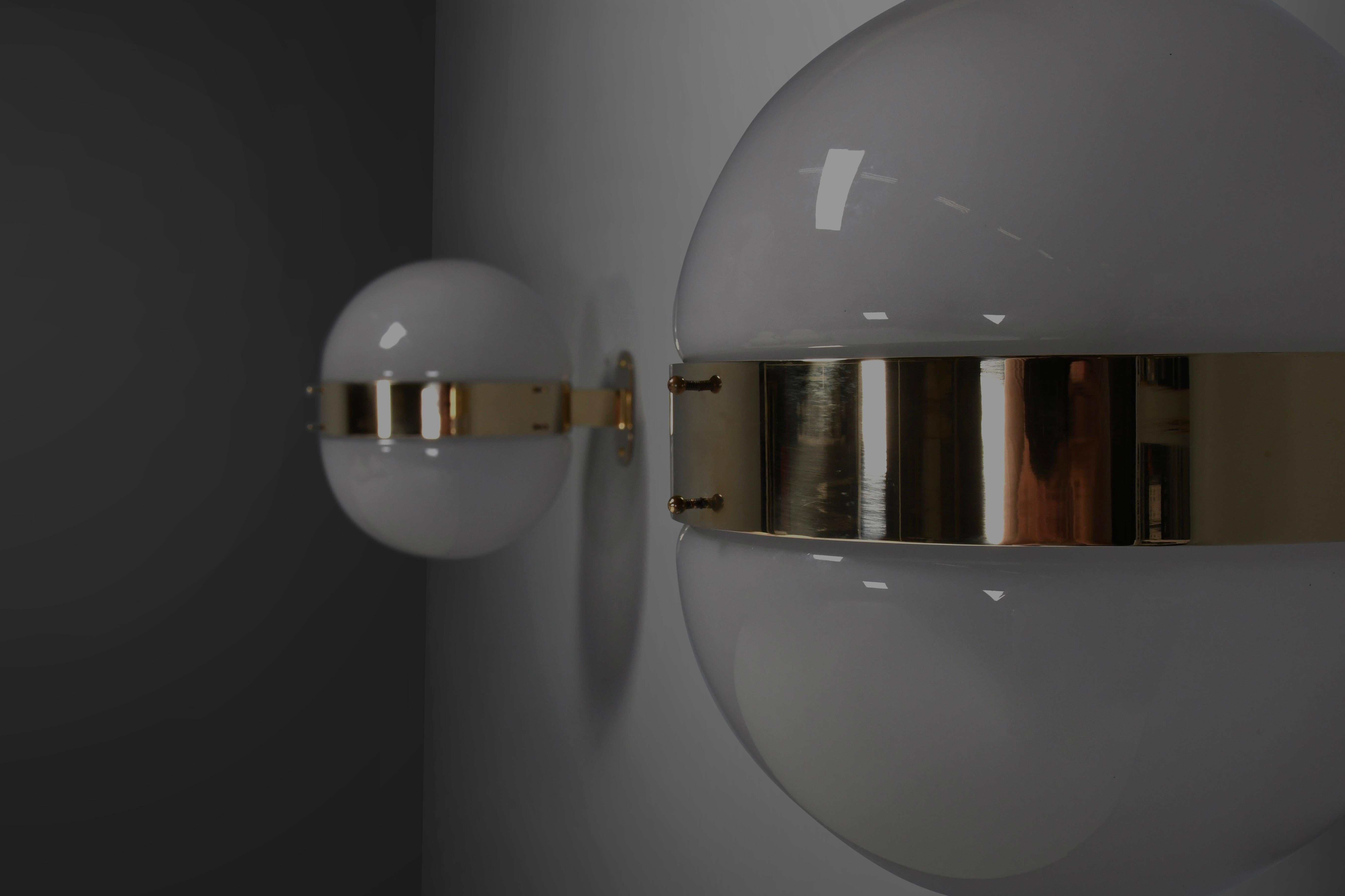 XX secolo Set di due lampade in ottone e vetro opalino 'Clio' di Sergio Mazza per Artemide in vendita