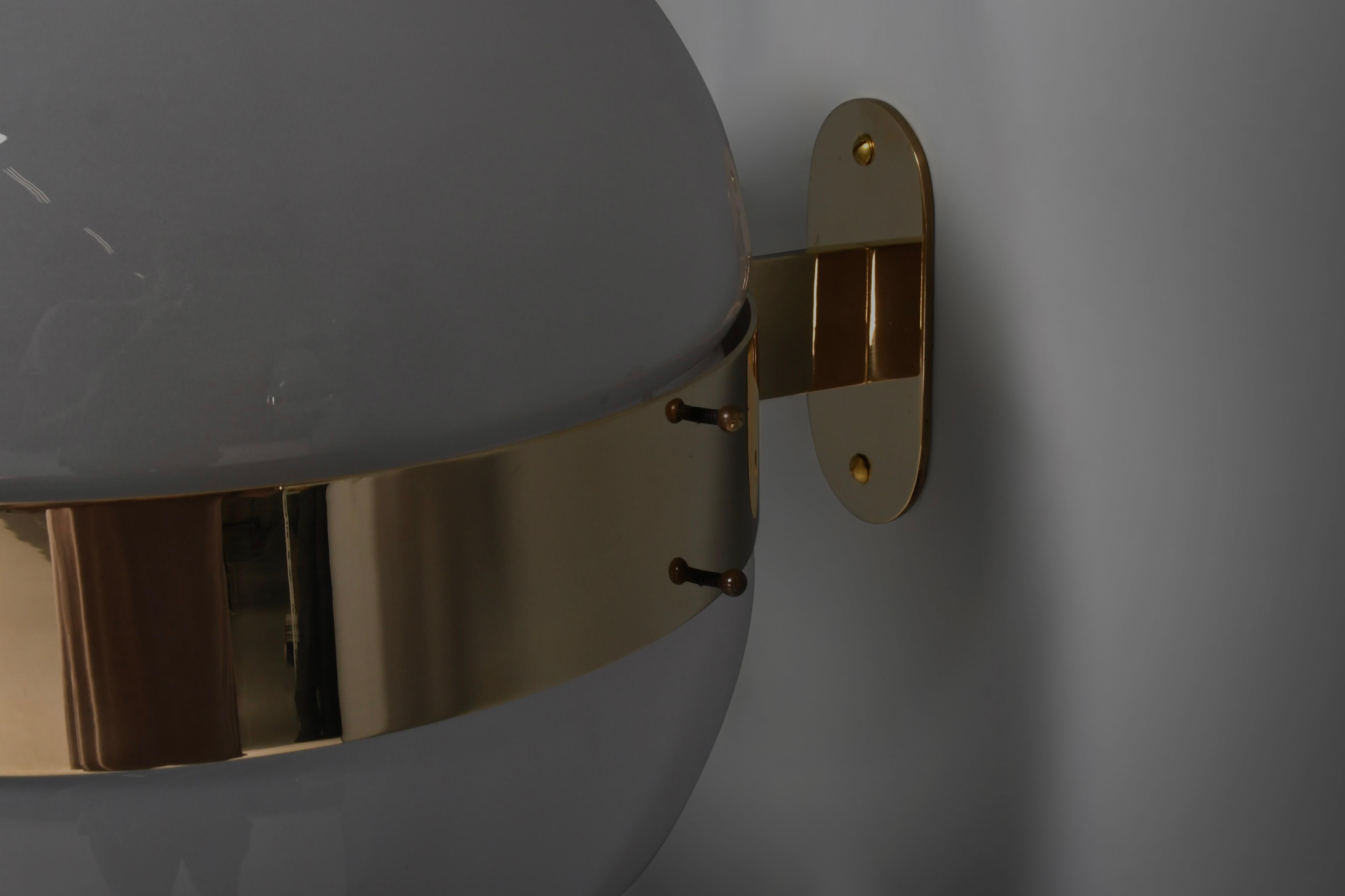 Metallo Set di due lampade in ottone e vetro opalino 'Clio' di Sergio Mazza per Artemide in vendita