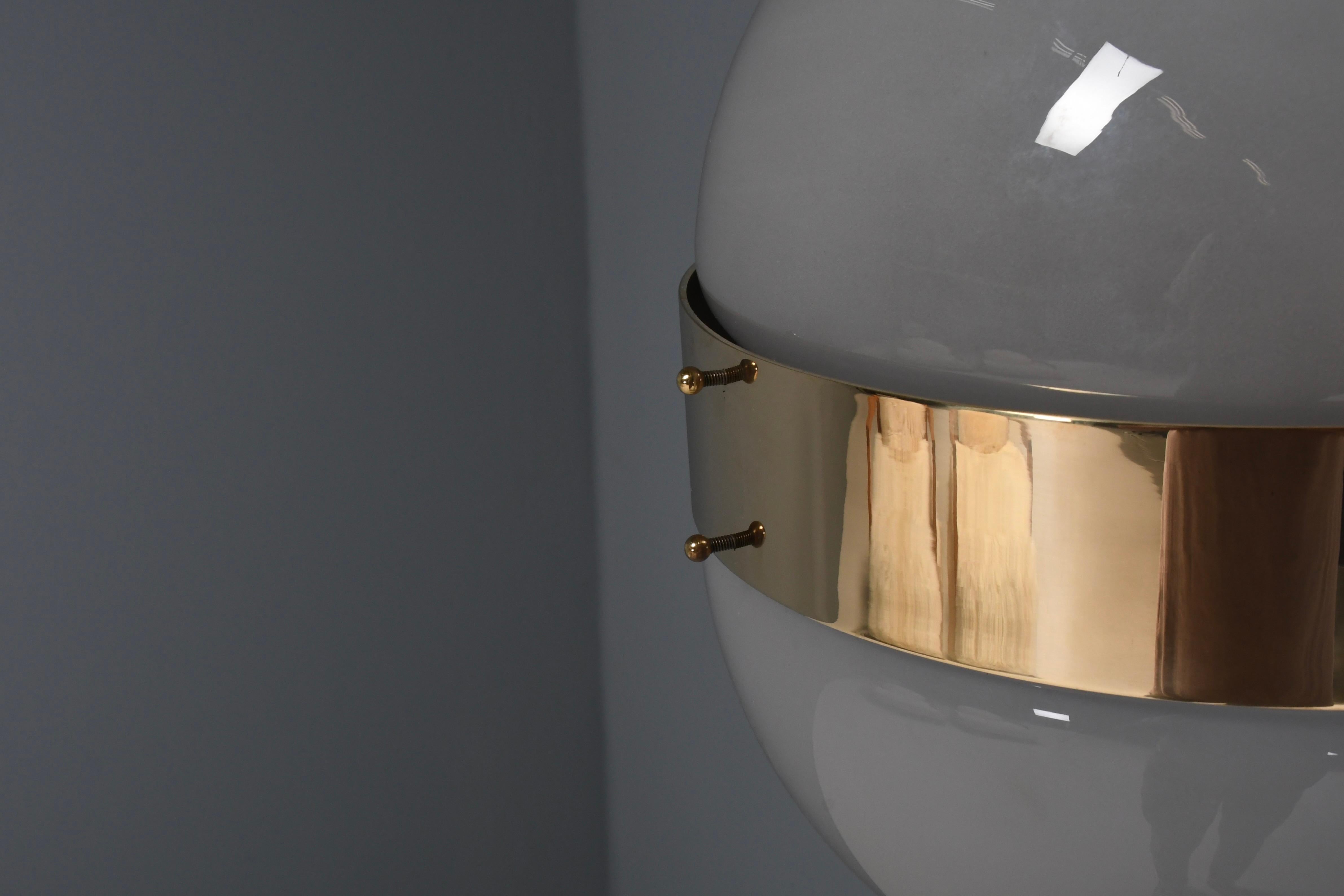 Set di due lampade in ottone e vetro opalino 'Clio' di Sergio Mazza per Artemide in vendita 1