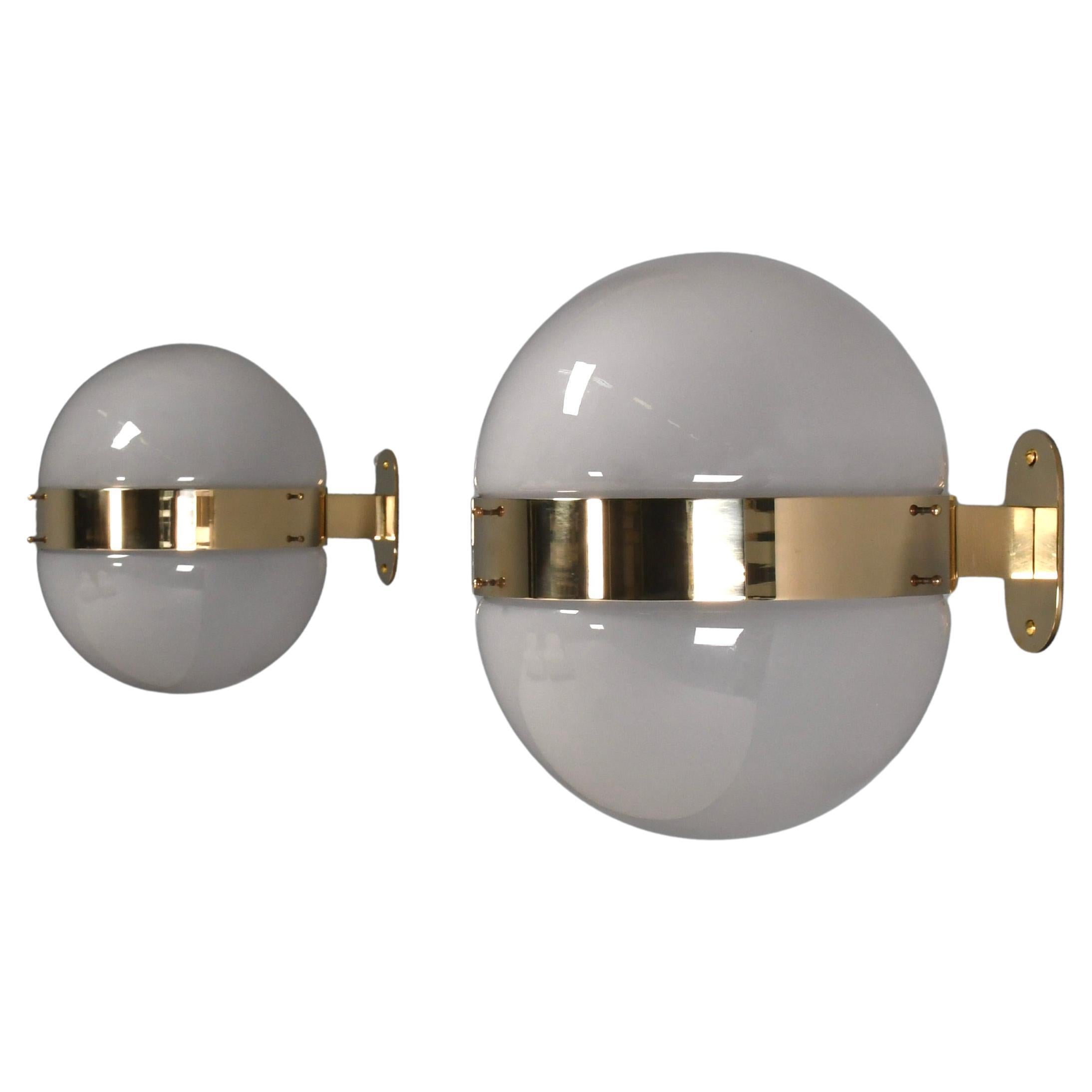 Set di due lampade in ottone e vetro opalino 'Clio' di Sergio Mazza per Artemide in vendita