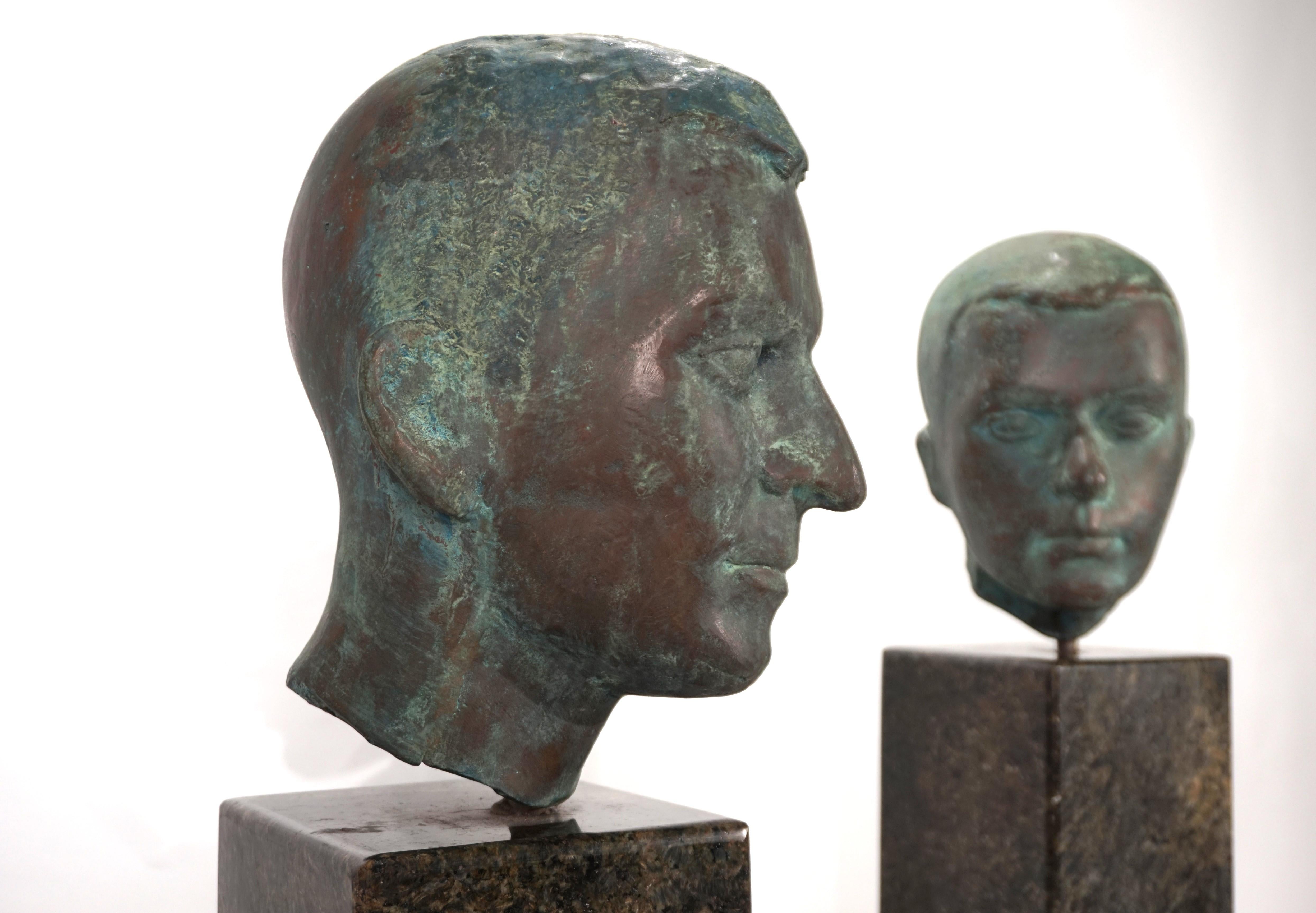 Queste due teste di bronzo a grandezza naturale presentano una patina fantastica e sono montate su due stele di granito che misurano 114 cm e 109 cm di altezza. Sia le sculture che le stele sono in condizioni integre. I busti raffigurano due teste