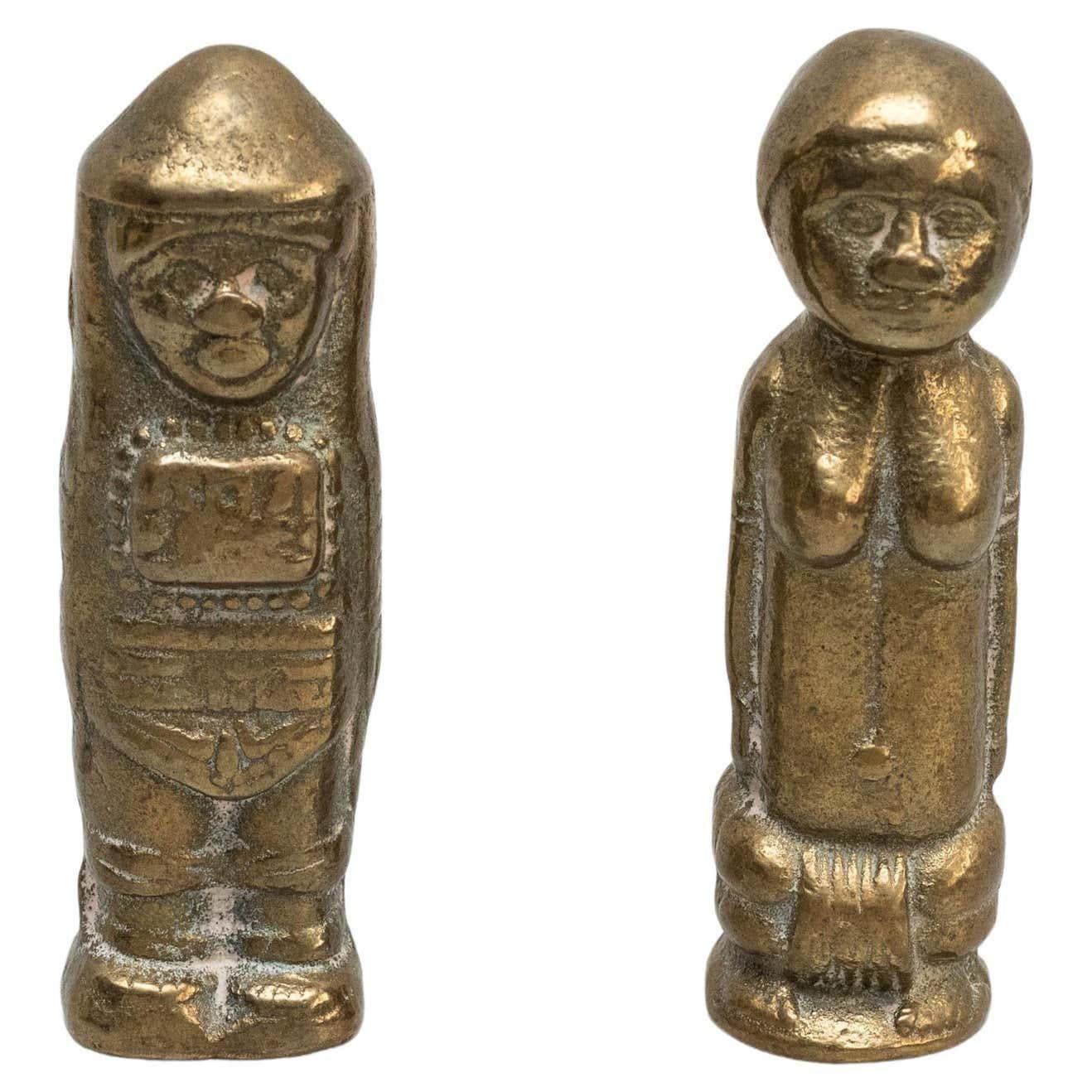 Ensemble de deux figurines en bronze - Espagne, vers 1960

Ajoutez une touche d'élégance et d'art à votre collection avec cet ensemble de deux figurines en bronze, fabriquées en Espagne vers 1960 par un fabricant inconnu. Ces figures finement