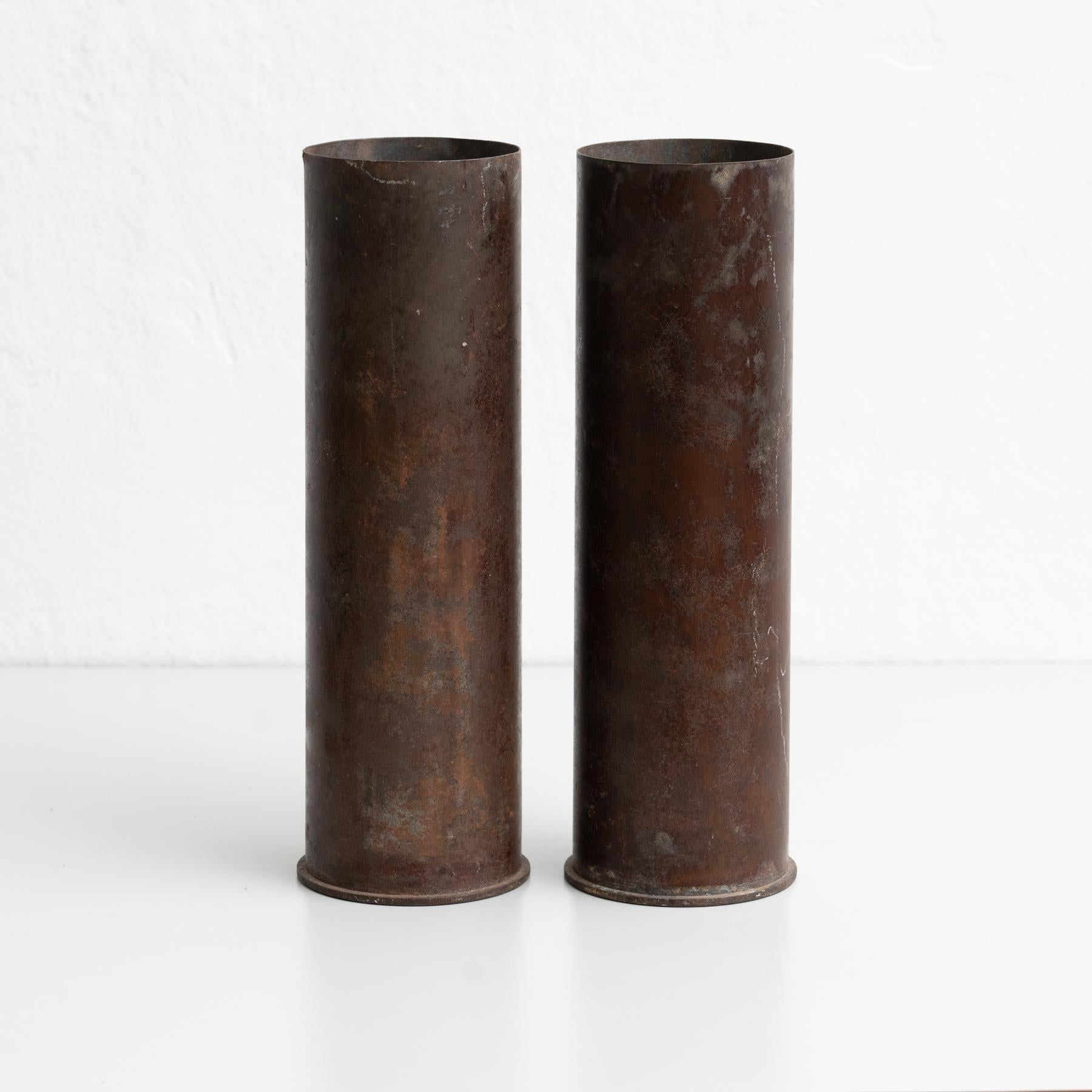 Set di due tappi da mortaio in bronzo utilizzati come vasi.    Di produttore sconosciuto proveniente dalla Spagna, circa 1930.    In condizioni originali, con lievi usure dovute all'età e all'uso, che conservano una bella patina.    Materiale: 