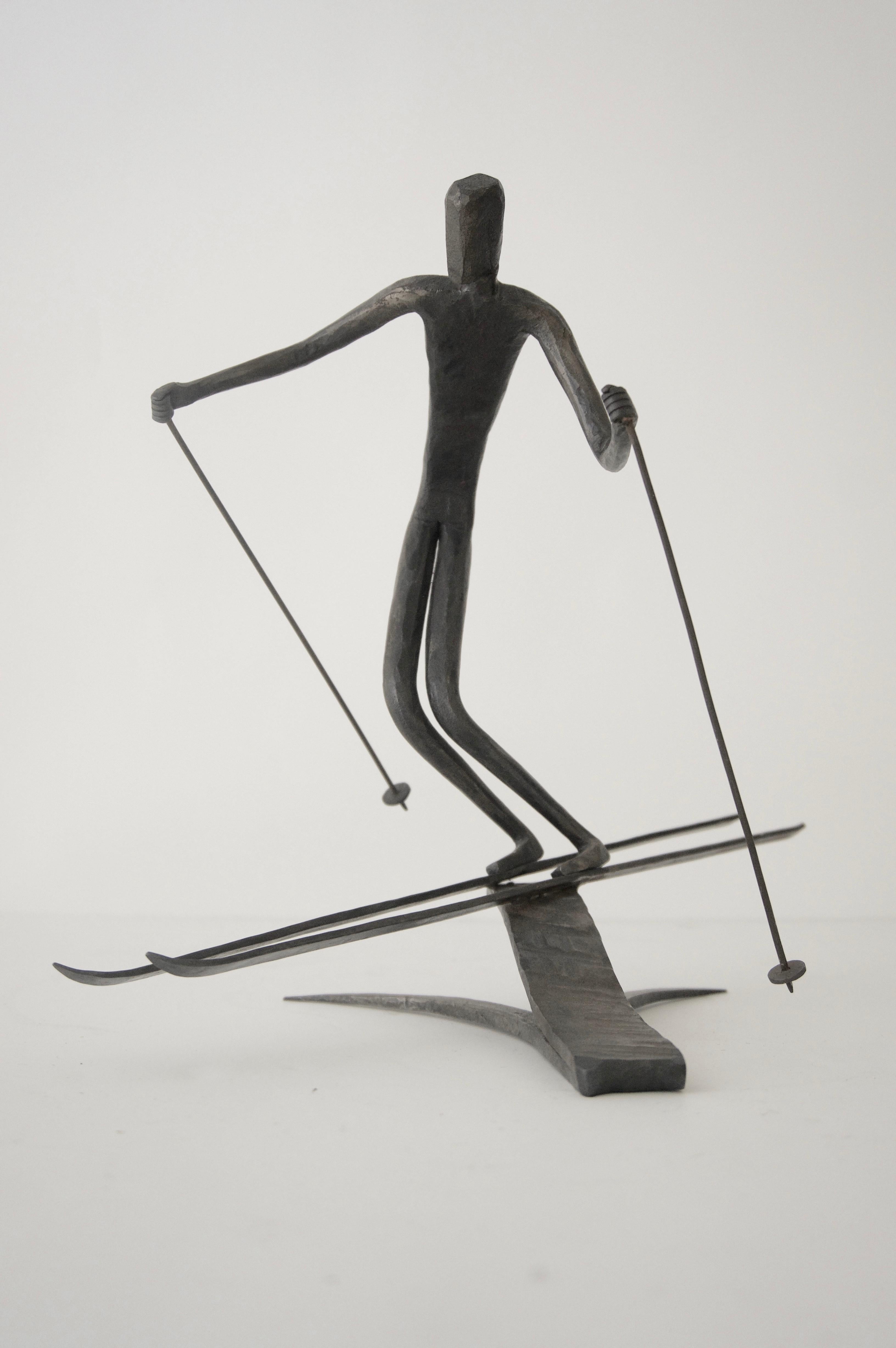Cet ensemble élégant de sculptures date de 1967 et fera des pièces parfaites pour votre maison à Aspen:: Vail:: Lake Tahoe ou peut-être votre chalet dans le Vermont. 

Note : Les dimensions des skis sont les suivantes : 15::75 pouces de hauteur::
