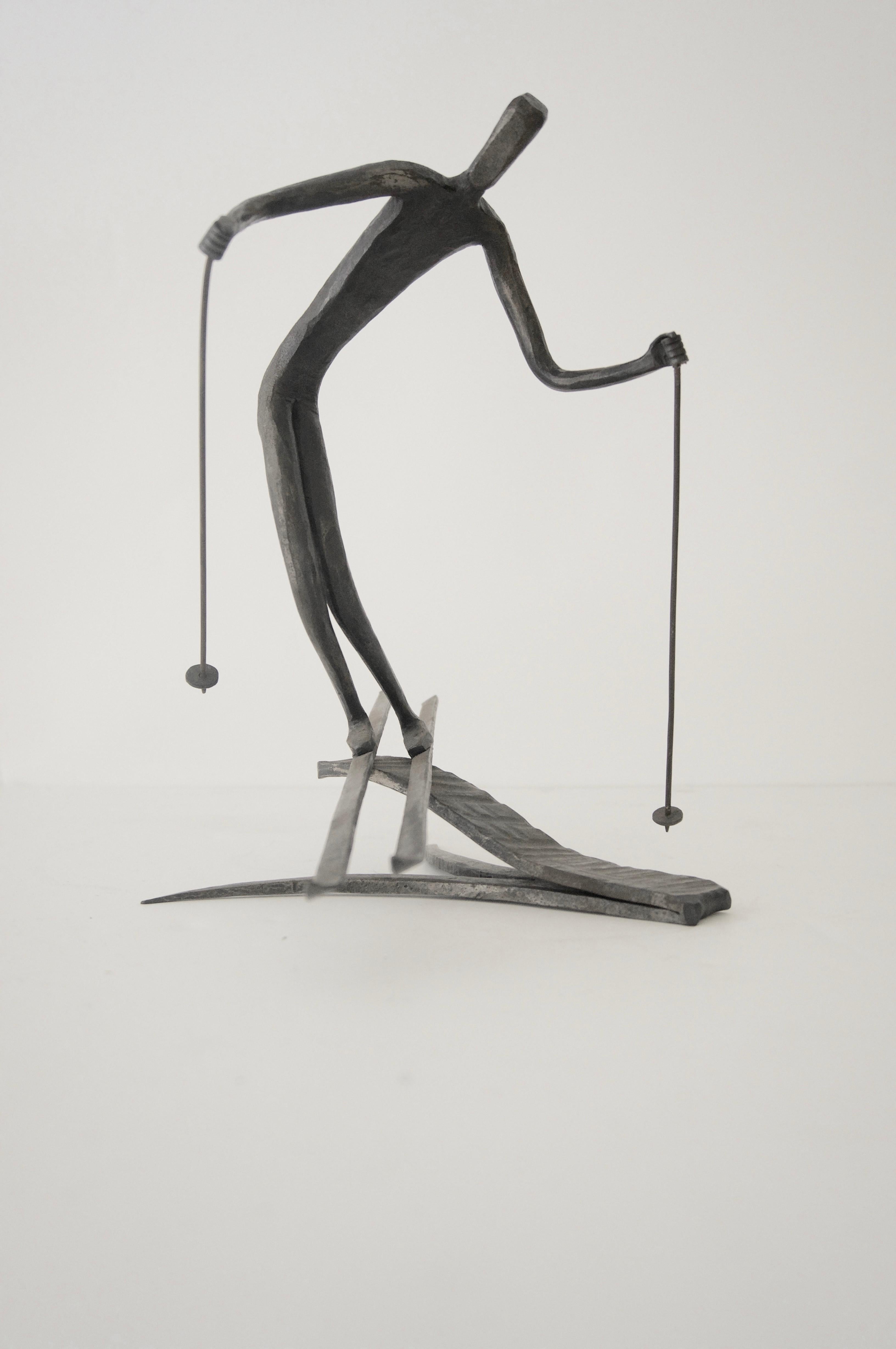 Mid-Century Modern Ensemble de deux sculptures en bronze représentant des figures de ski