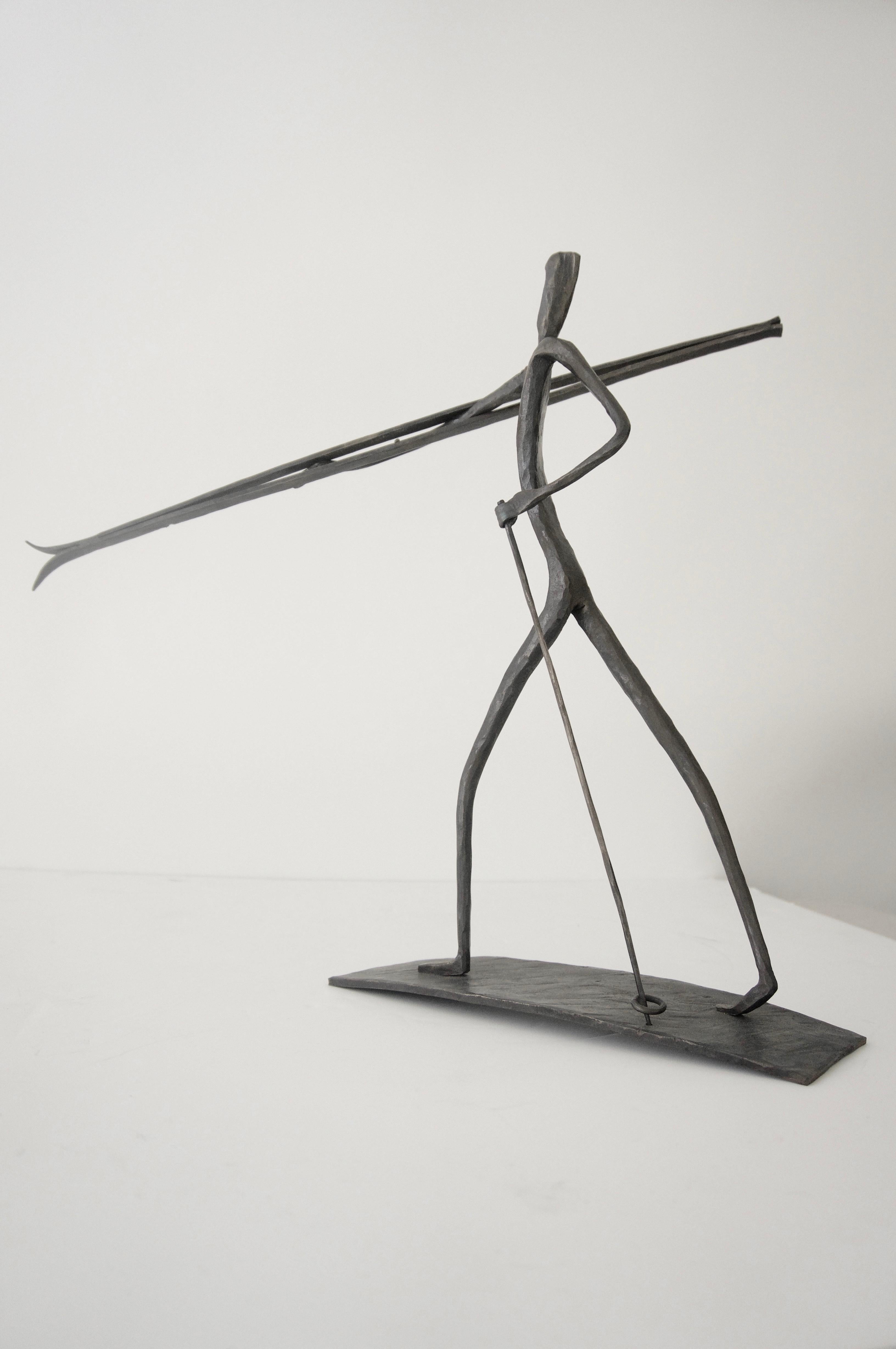 Fait main Ensemble de deux sculptures en bronze représentant des figures de ski