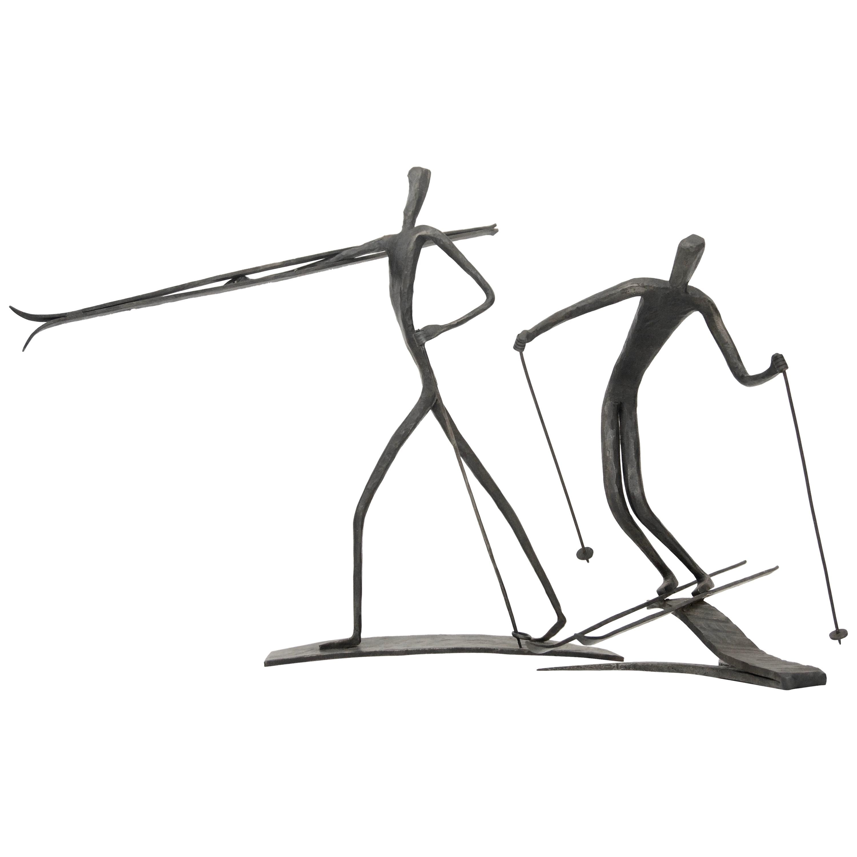 Ensemble de deux sculptures en bronze représentant des figures de ski