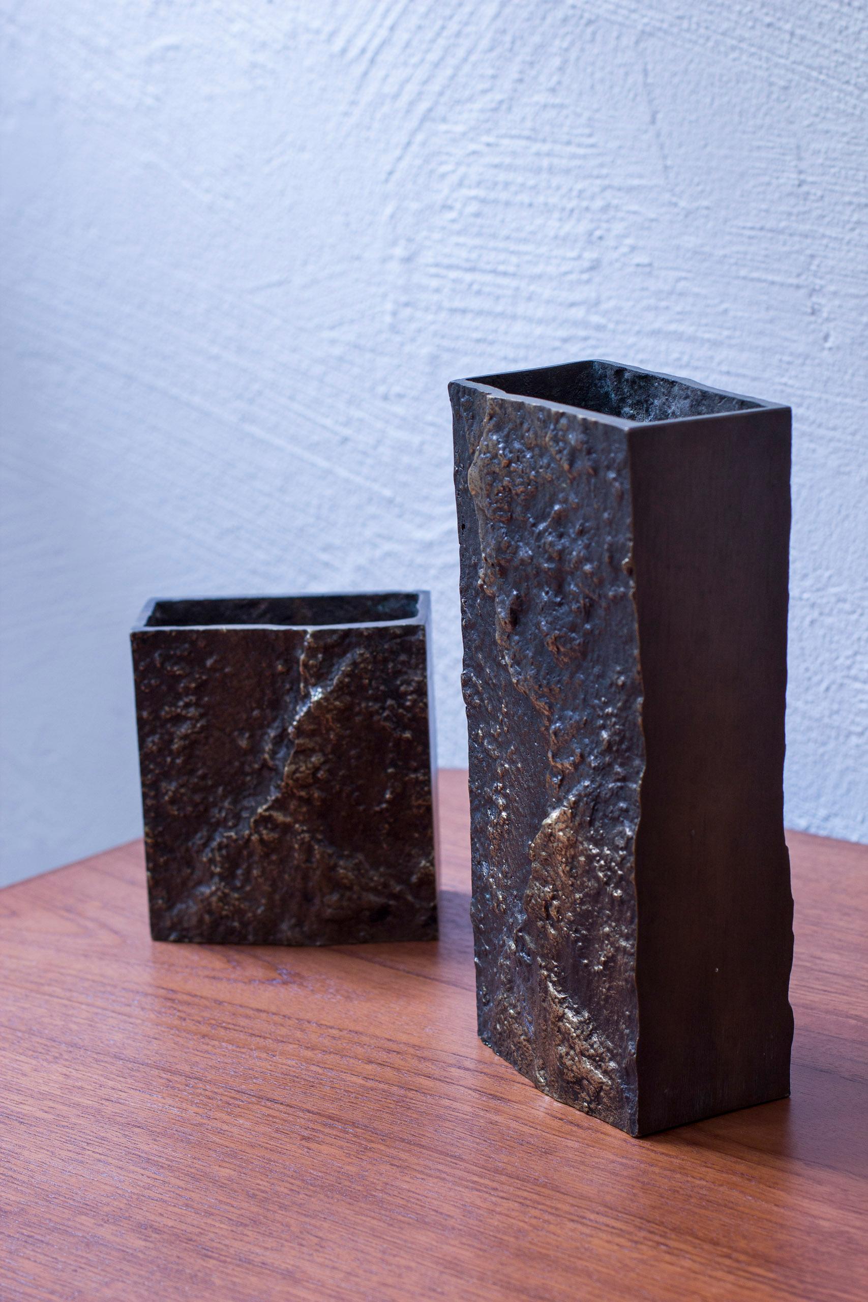 Set of two bronze vases by Kaj Blomqvist, Finland, 1960s In Good Condition For Sale In Hägersten, SE
