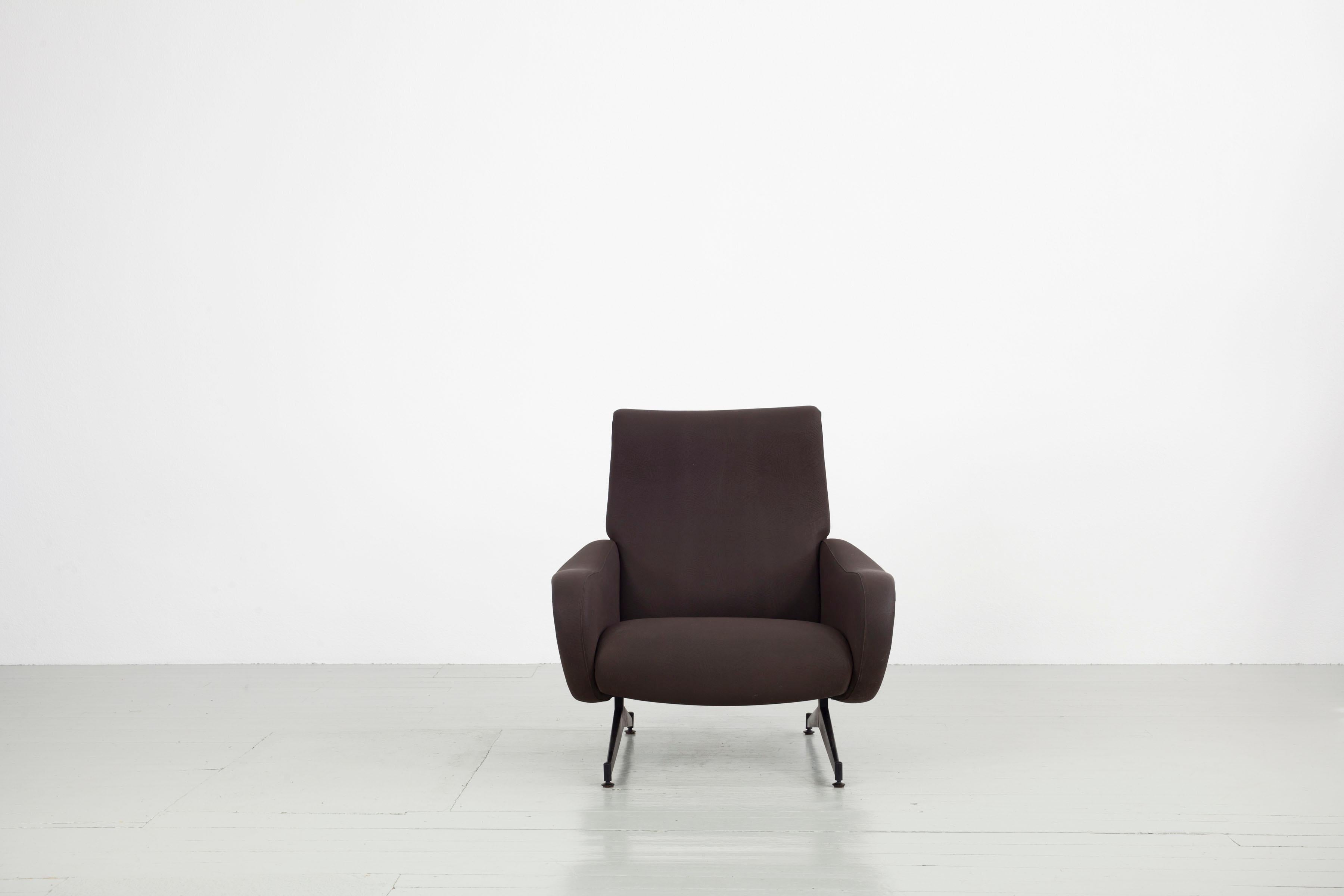 Sessel - Italien, 1950er Jahre. Dieses Stück ist baugleich mit dem Stuhl Lady, einem Entwurf von Marco Zanuso, nur die Basis des Stuhls ist anders. Die Sessel sind mit einem braunen Stoff gepolstert und befinden sich im Originalzustand.