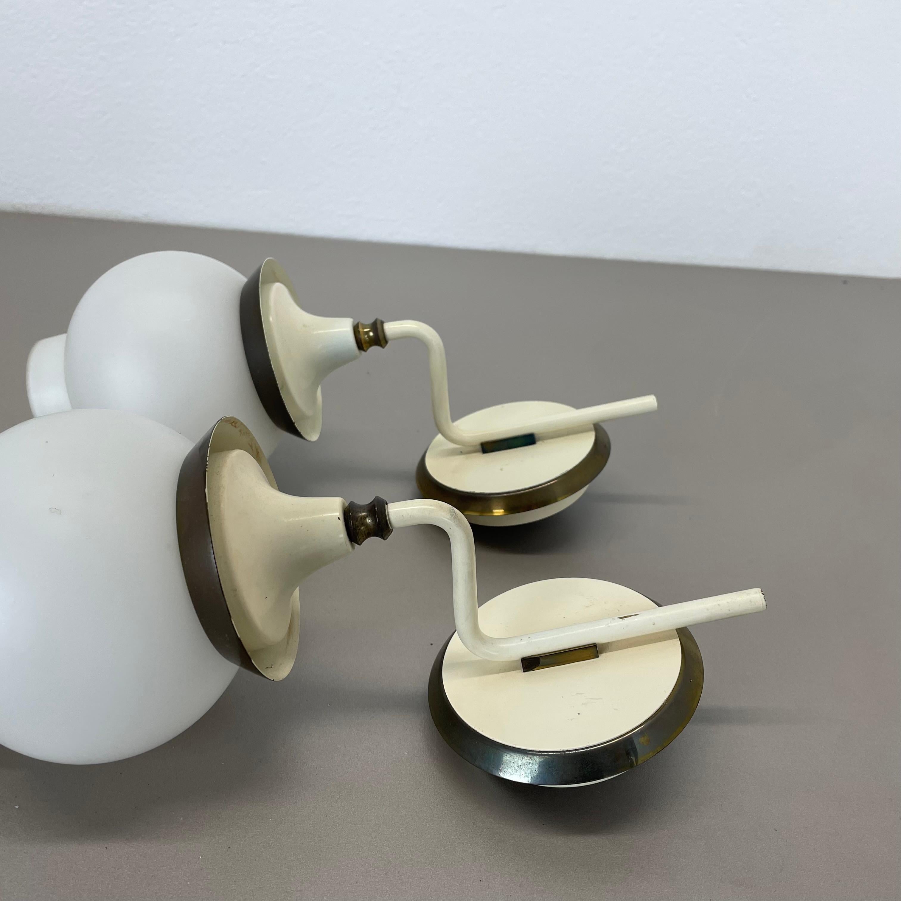 Set von zwei brutalistischen Wandleuchten aus Messing und Glas, Frankreich 1960er Jahre im Angebot 4